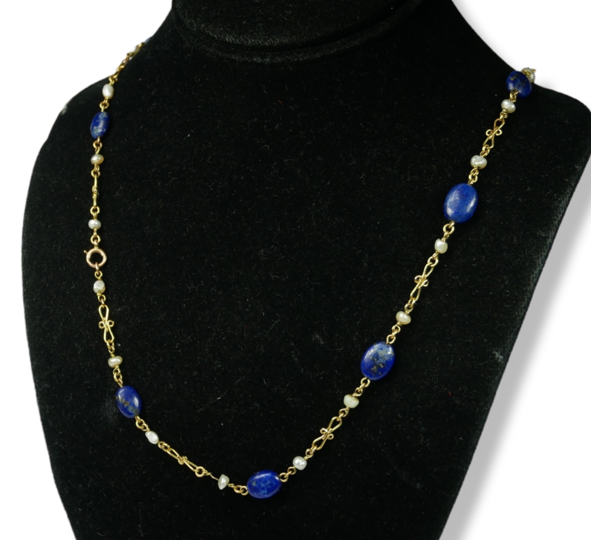 A 9CT GOLD, PEARL AND LAPIS LAZULI NECKLACE HAVING STYLISED FIGARO LINKS. (length 71cm, gross weight - Image 4 of 5