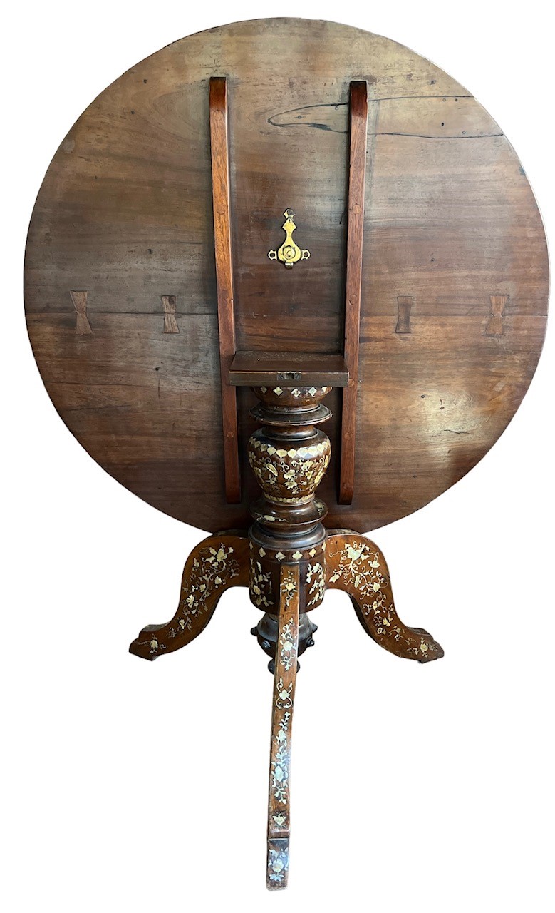 A FINE 19TH CENTURY ANGLO-CHINESE SOLID HARDWOOD AND MOTHER OF PEARL INLAID TILT TOP TABLE The - Image 6 of 9