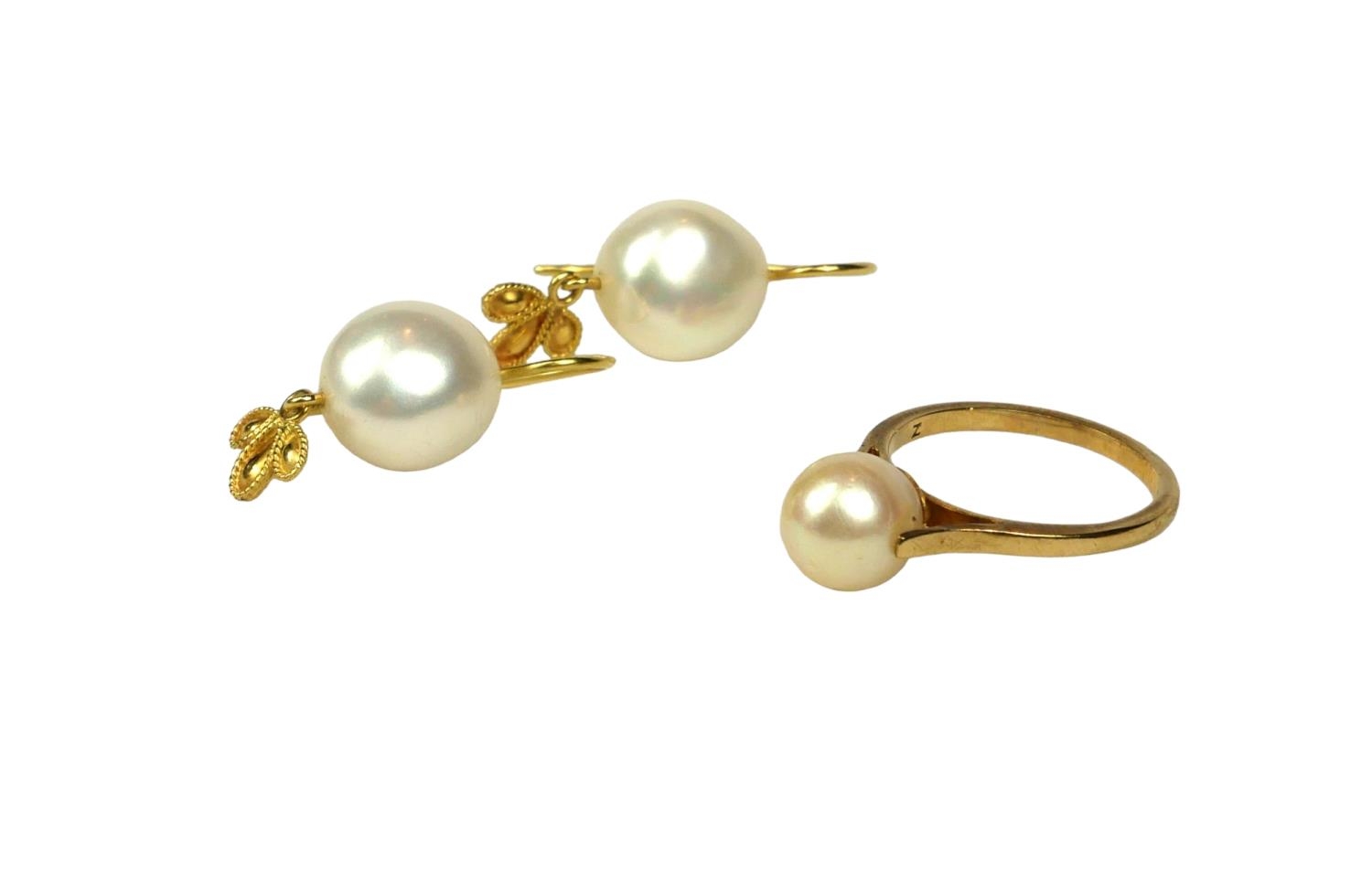 A PAIR OF 18CT YELLOW GOLD AND PEARL EARRINGS, TOGETHER WITH A 9CT GOLD AND PEARL SOLITAIRE RING. (