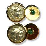 A PAIR OF VINTAGE YELLOW METAL,EMERALD AND SILVER ROMAN COIN DESIGN CUFFLINKS Having a Roman