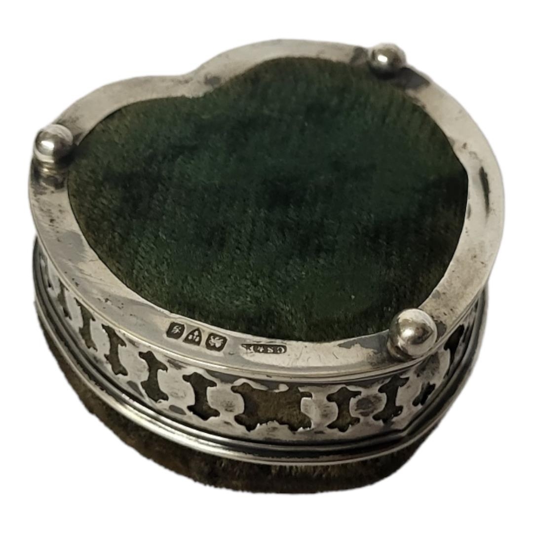 AN EDWARDIAN SILVER PIN HEART FORM CUSHION/TRINKET BOX With a pierced gallery with green velvet - Image 2 of 2