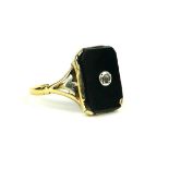 AN EARLY 20TH CENTURY 18CT GOLD, DIAMOND AND ONYX RING The single round cut diamond in black onyx