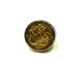 A VICTORIAN 22CT GOLD FULL SOVEREIGN RING, DATED 1900 With Queen Victoria portrait and King George