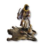 AFTER FRANZ BERGMAN, A 20TH CENTURY COLD PAINTED BRONZE FIGURE, AN ARAB BEDOUIN TRADER HOLDING A