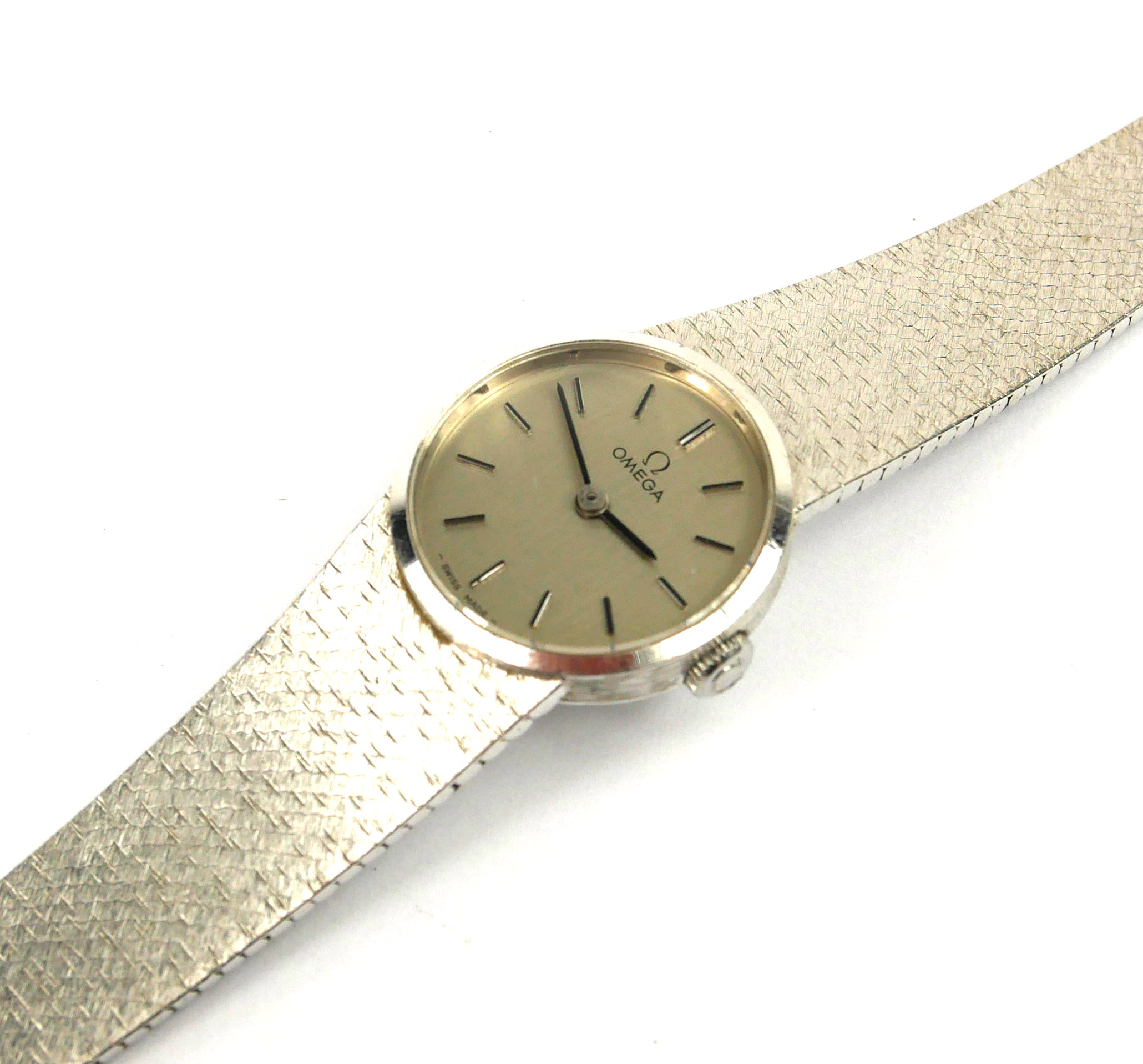 OMEGA, A VINTAGE 9CT WHITE GOLD LADIESâ€™ WRISTWATCH The circular silver tone dial and integral - Image 3 of 6