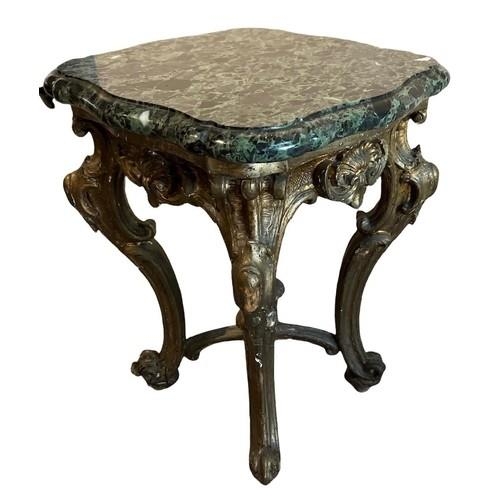 AN EARLY 19TH CENTURY GILTWOOD OCCASIONAL TABLE The later green marble top on cabriole legs with - Bild 2 aus 2