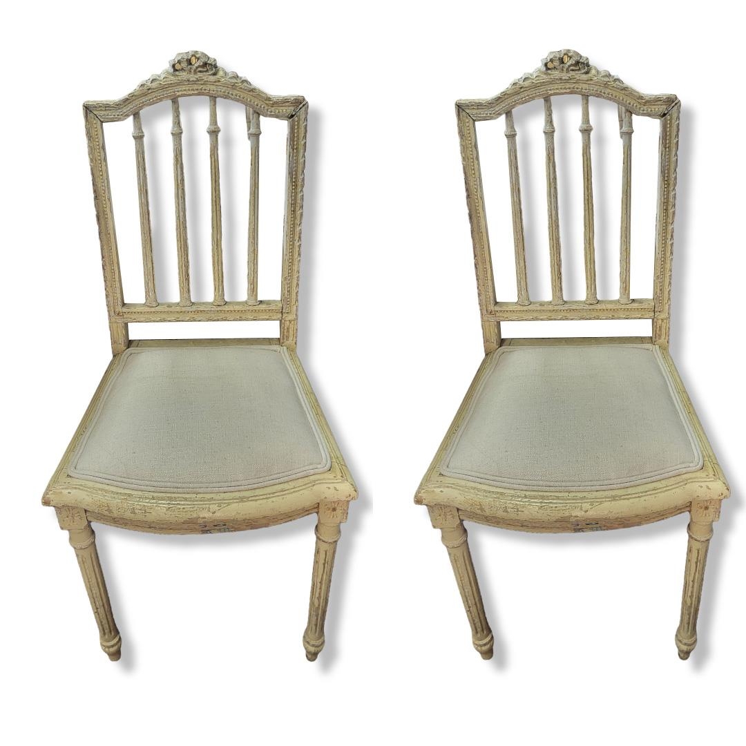 A PAIR OF LATE 19TH CENTURY FRENCH SALON CHAIRS In a distressed cream painted finish and upholstered - Bild 2 aus 2