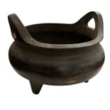 A SMALL TWIN HANDLED CHINESE BRONZE INCENSE BURNER Marked to base. (h 9cm x diameter 13cm)