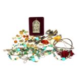 A COLLECTION OF SILVER JEWELLERY AND ITEMS, TO INCLUDE RINGS, BANGLES, CHAINS, PENDANTS, EARRINGS,