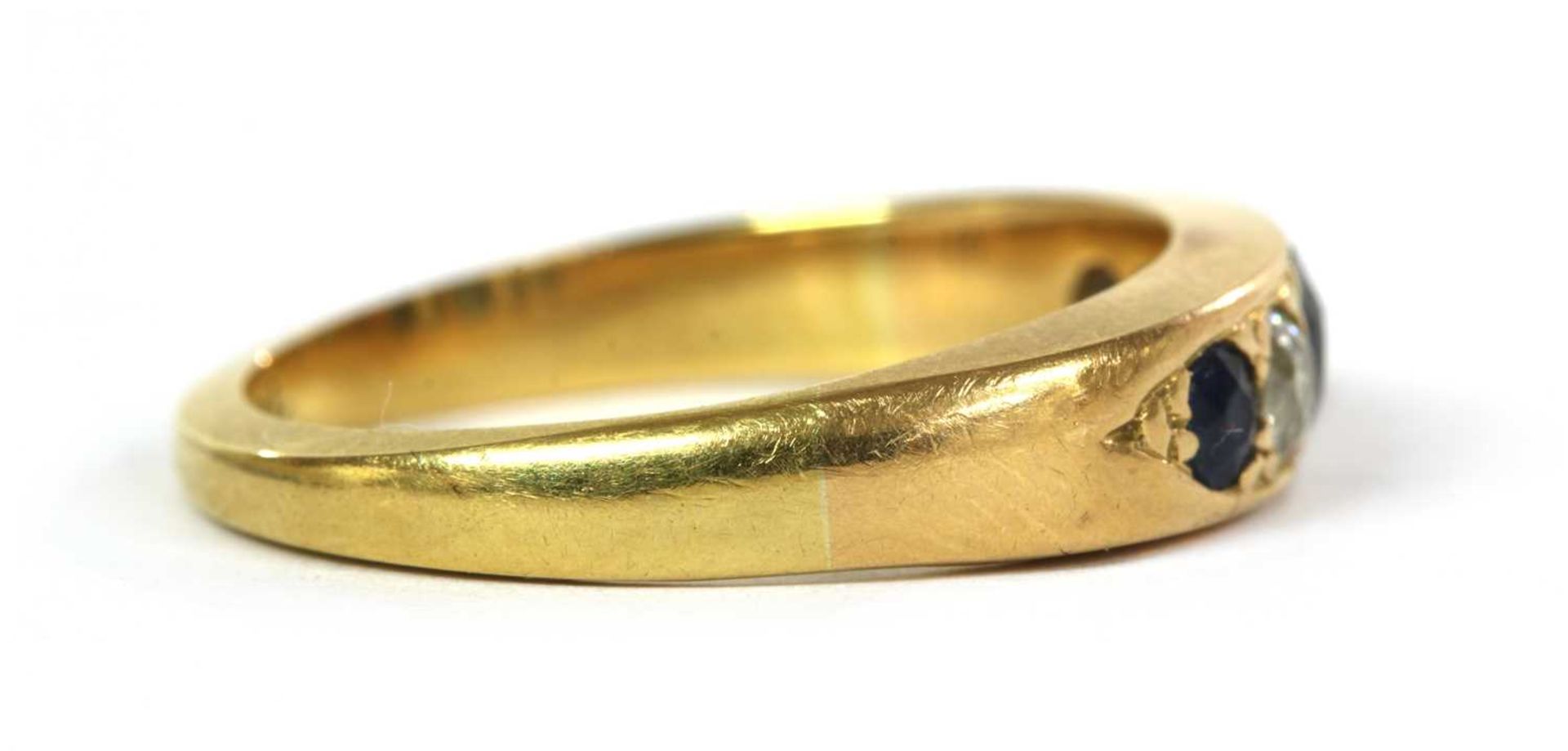 A gold five stone sapphire and diamond ring, - Bild 2 aus 3
