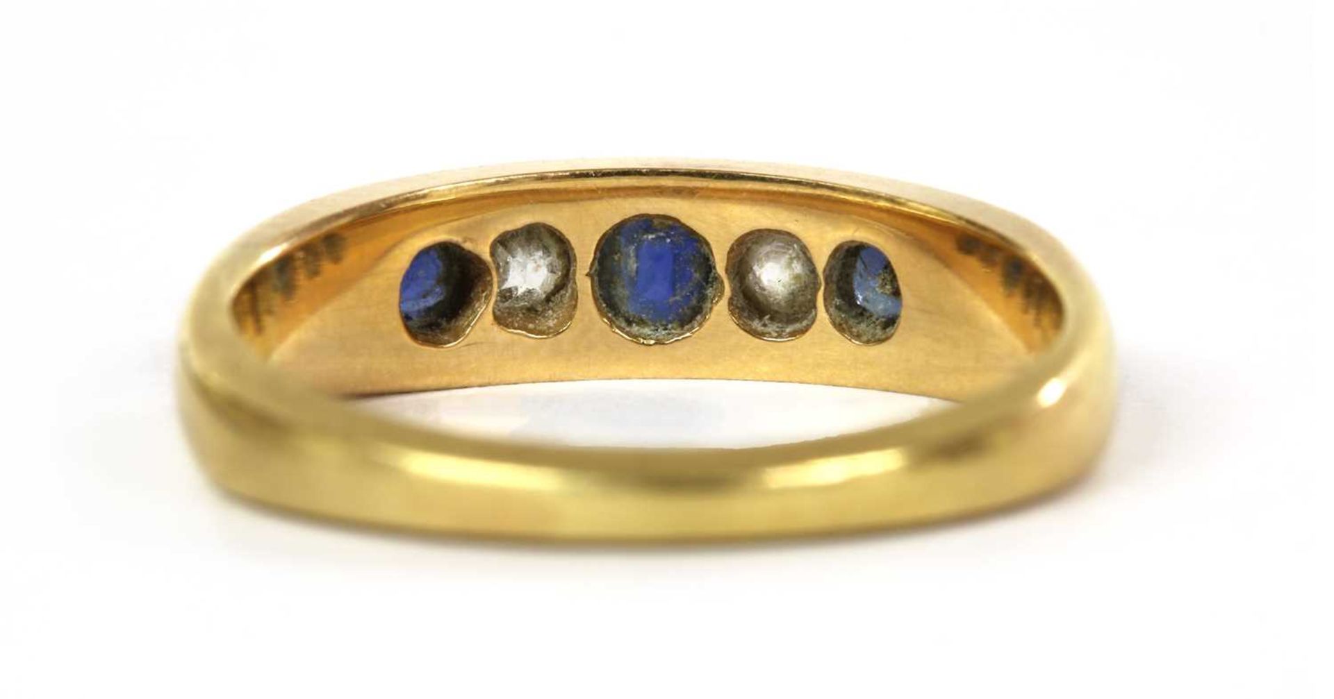 A gold five stone sapphire and diamond ring, - Bild 3 aus 3