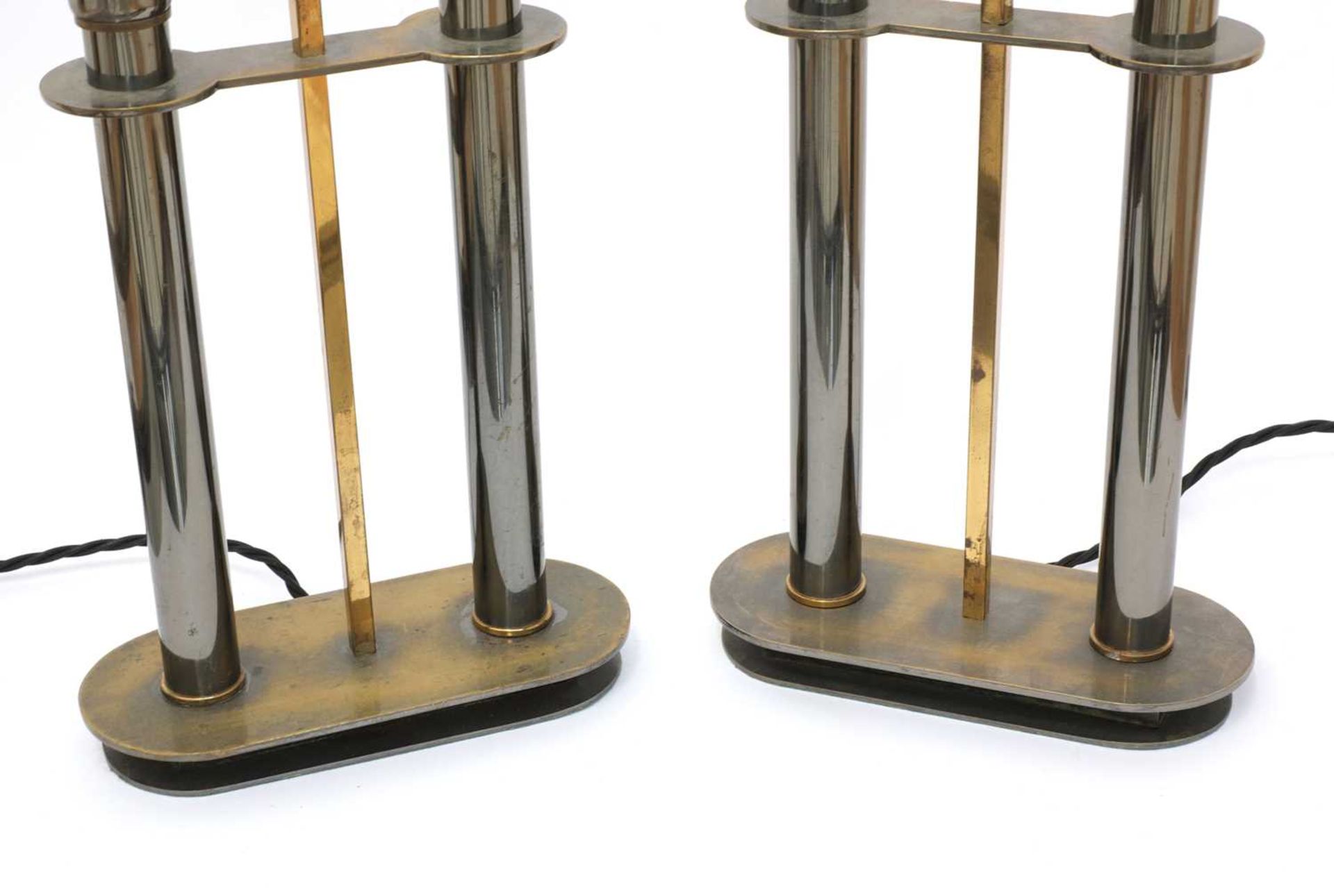 A pair of French metal and brass two-light table lamps, - Bild 2 aus 3
