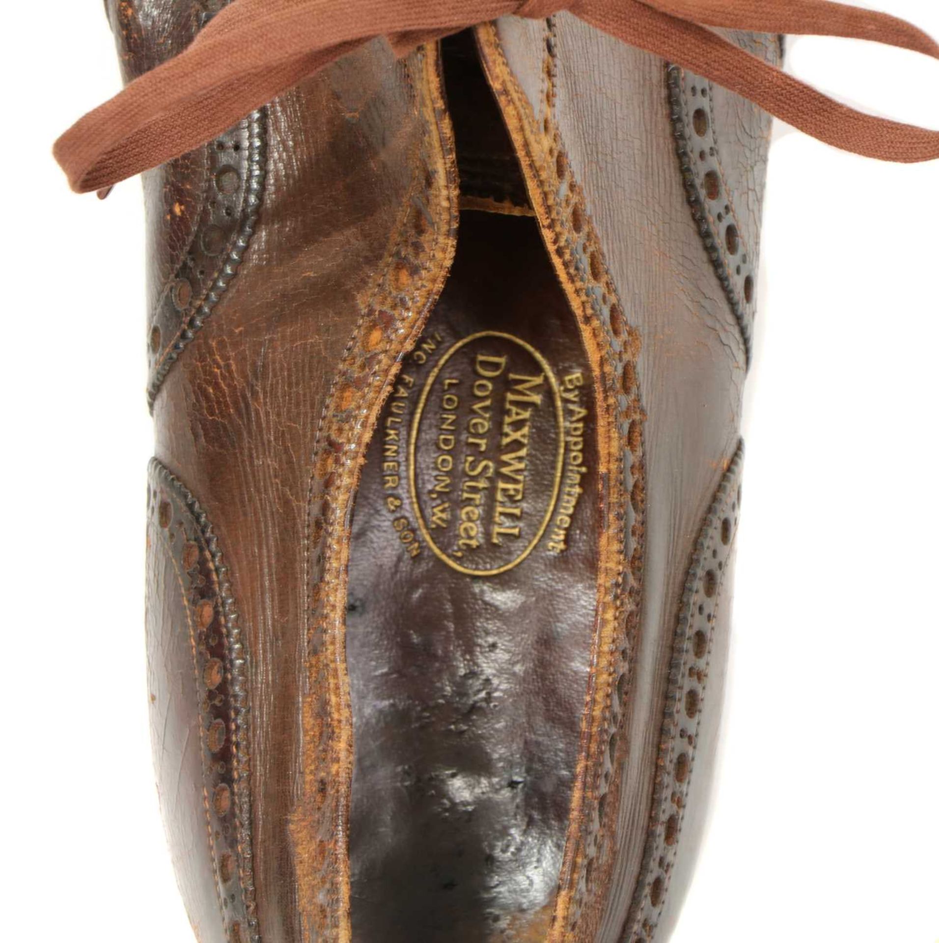 A pair of brown leather brogues, - Bild 2 aus 2