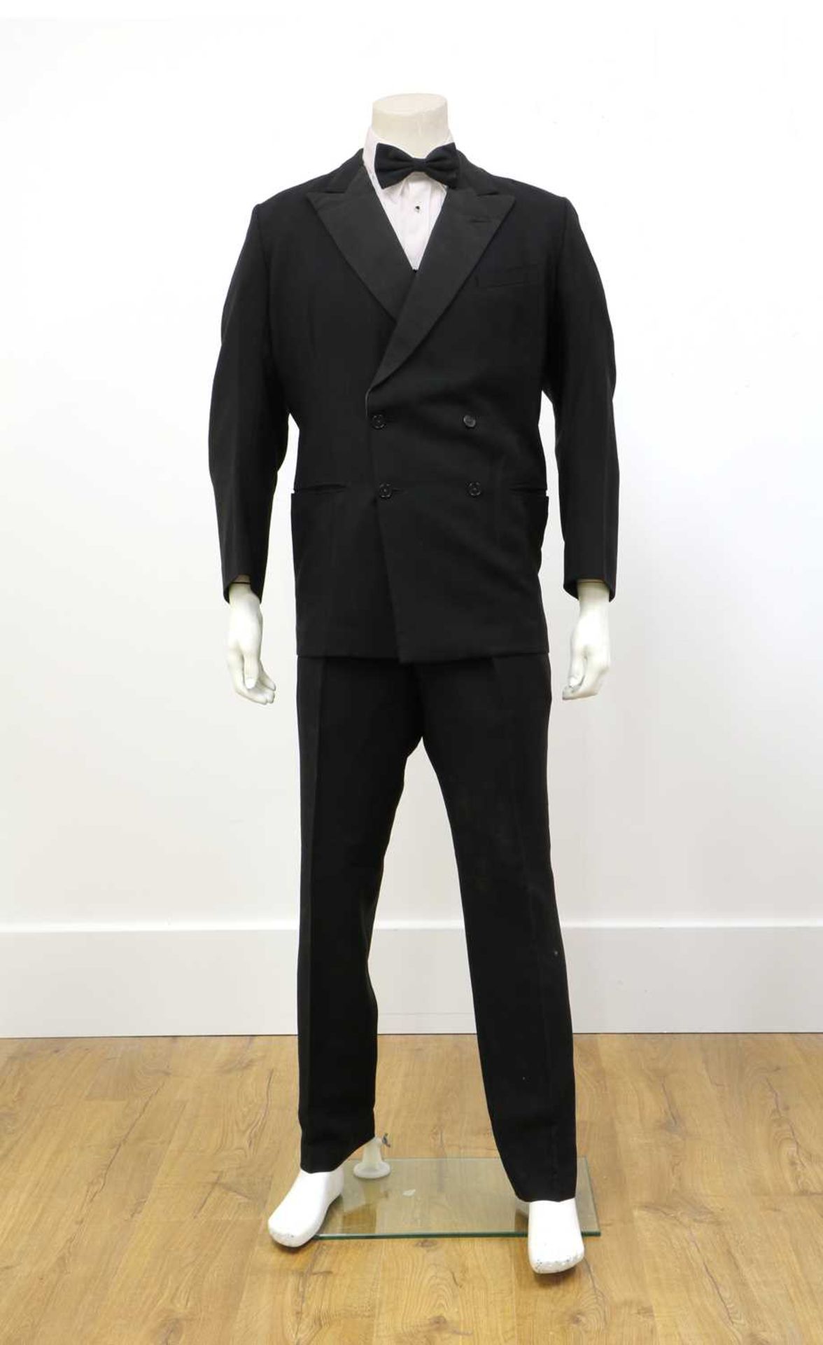 A black double-breasted tuxedo - Bild 2 aus 5