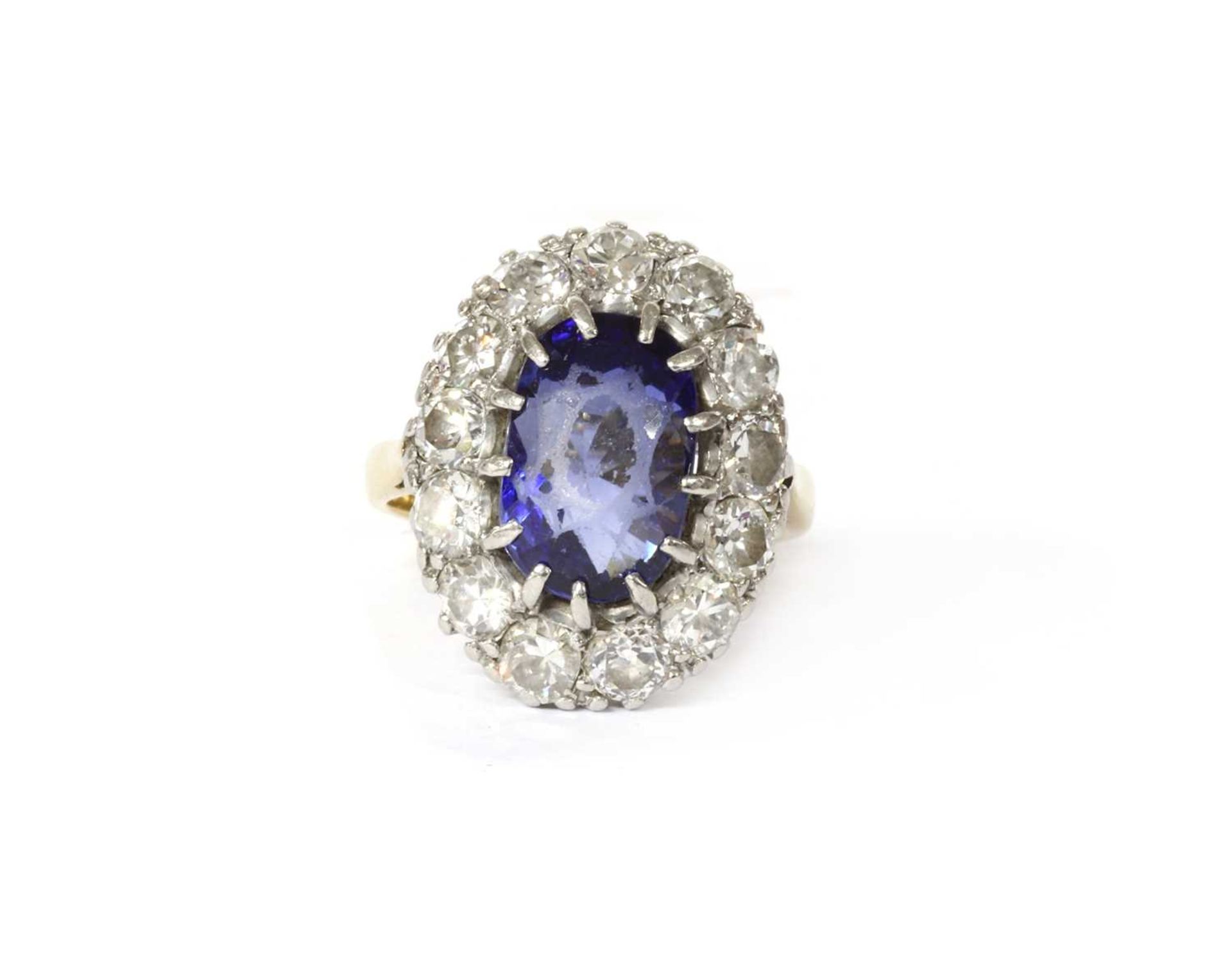 A sapphire and diamond oval cluster ring, - Bild 2 aus 4