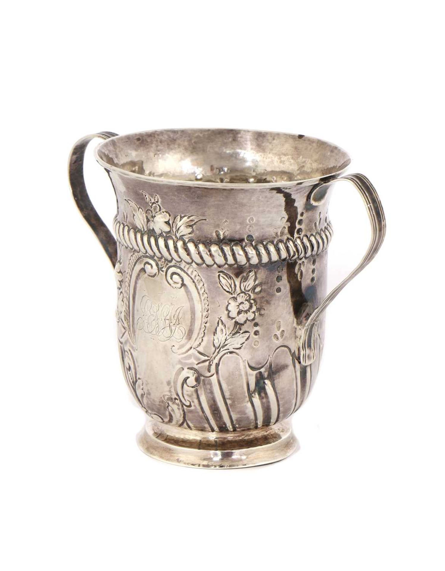 A George III silver two-handled cup, - Bild 3 aus 4