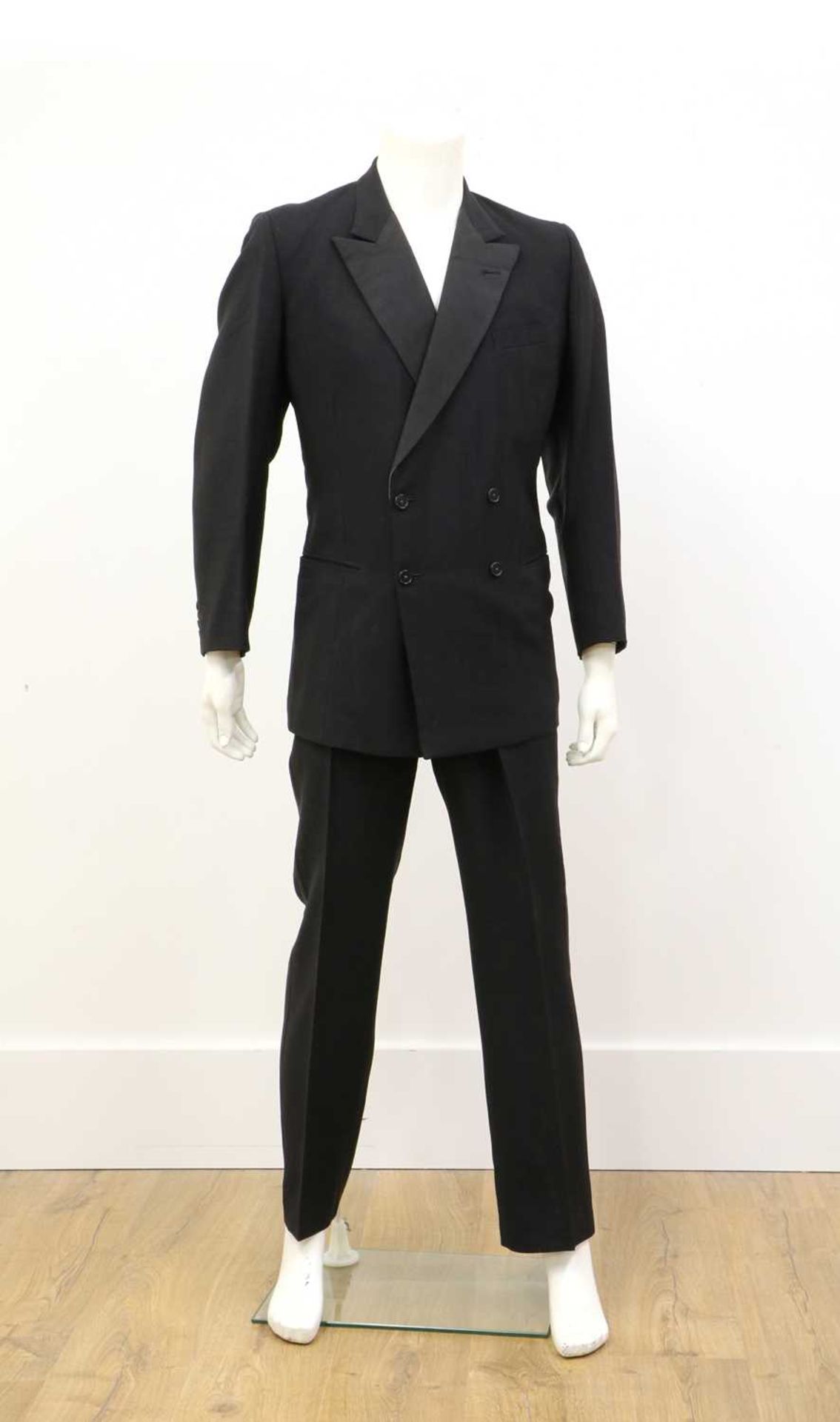 A black double-breasted tuxedo - Bild 3 aus 5