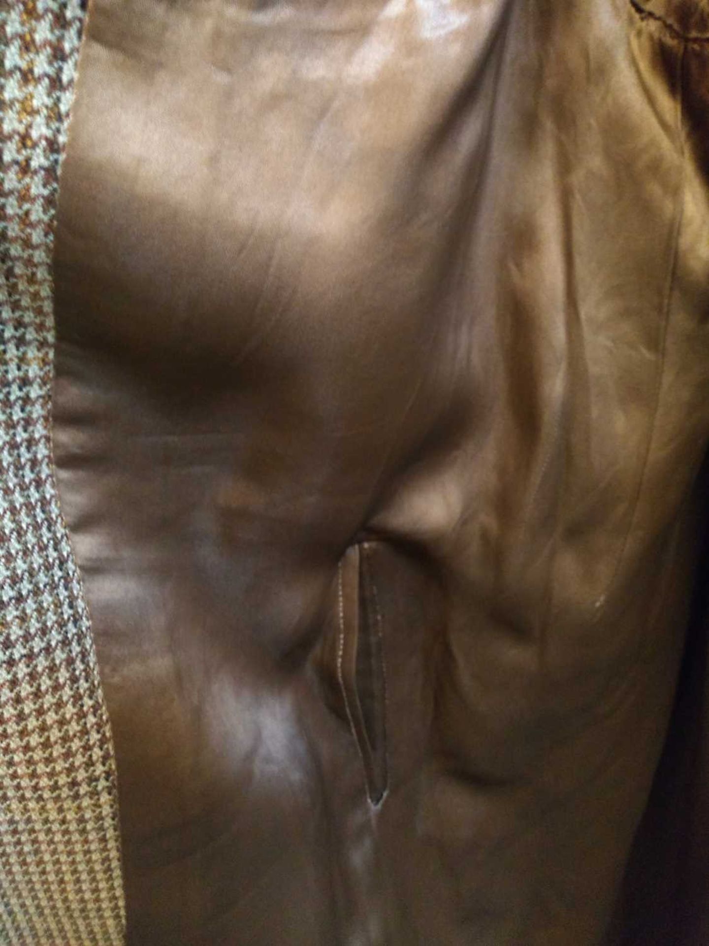 A brown tweed single-breasted overcoat, - Bild 10 aus 20