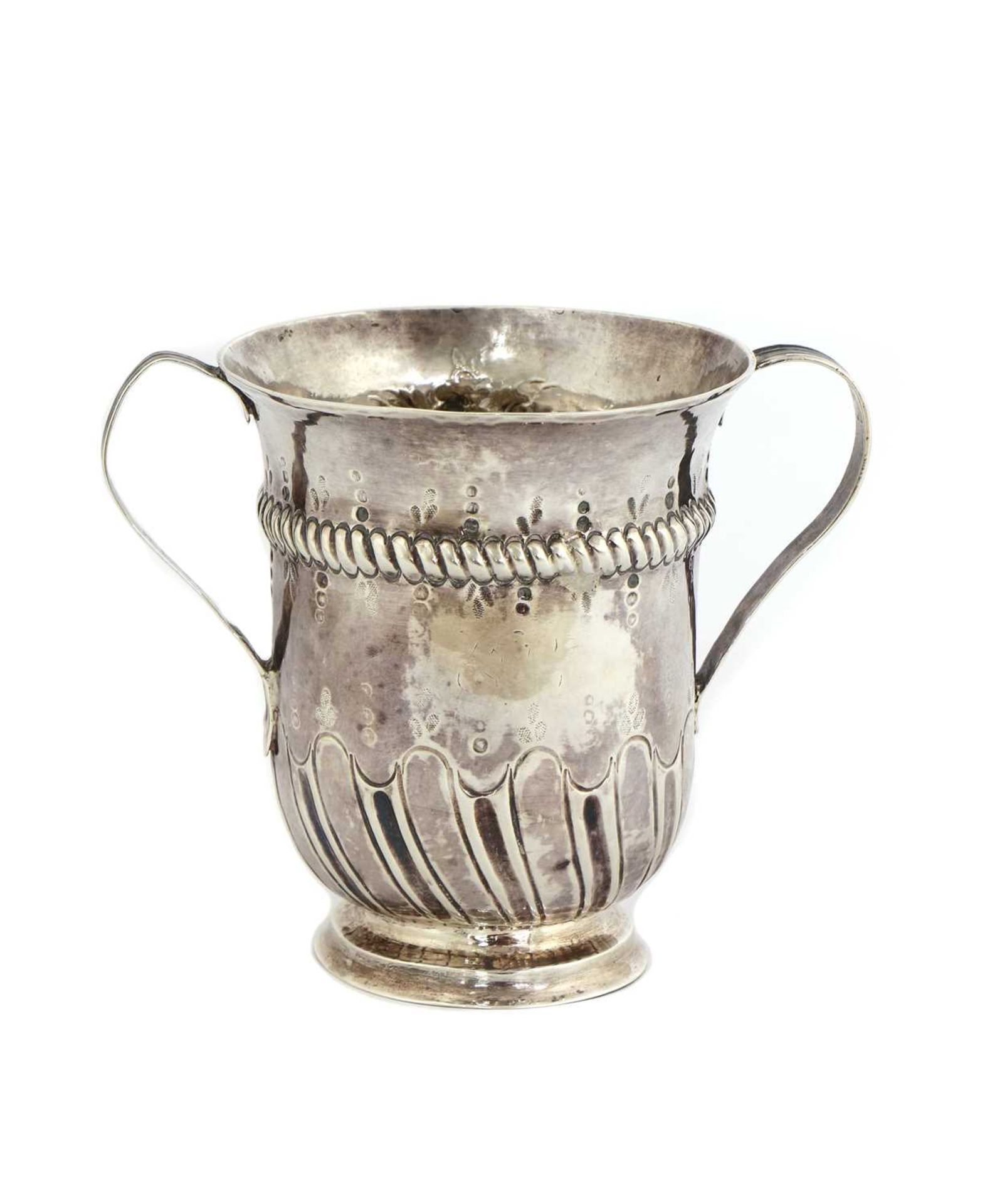 A George III silver two-handled cup, - Bild 2 aus 4