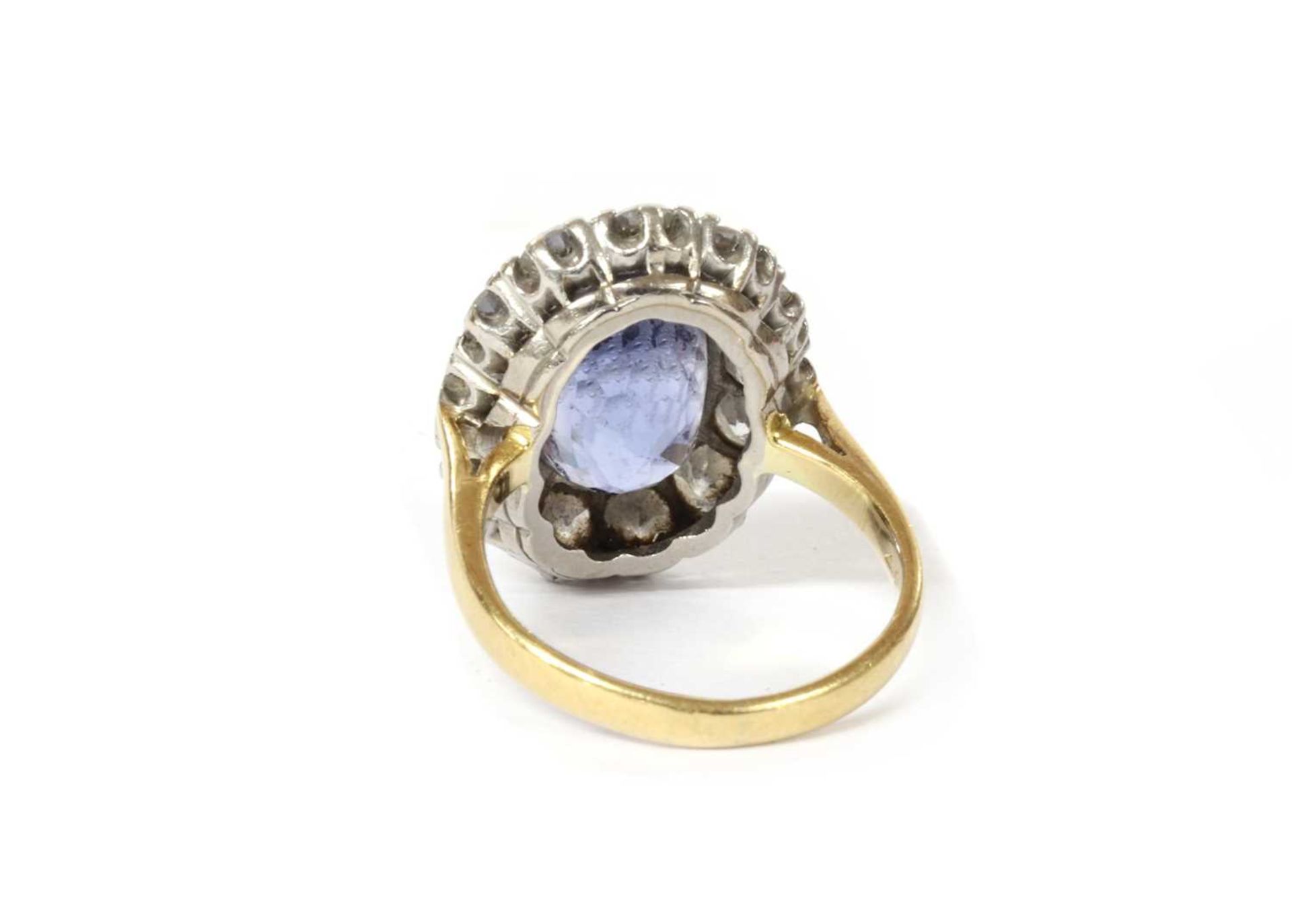 A sapphire and diamond oval cluster ring, - Bild 3 aus 4