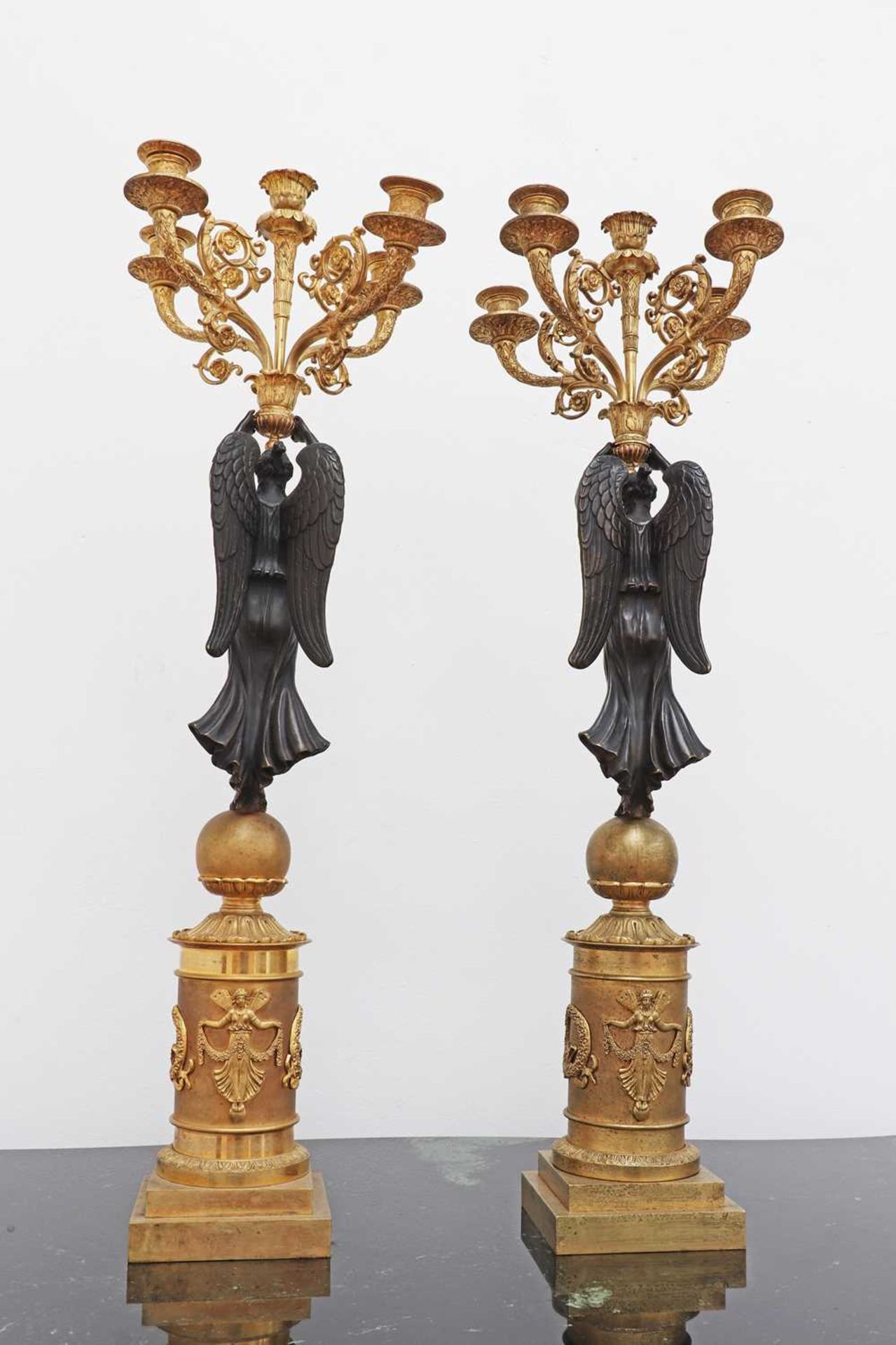 A pair of Empire-style gilt and patinated bronze candelabra, - Bild 3 aus 5