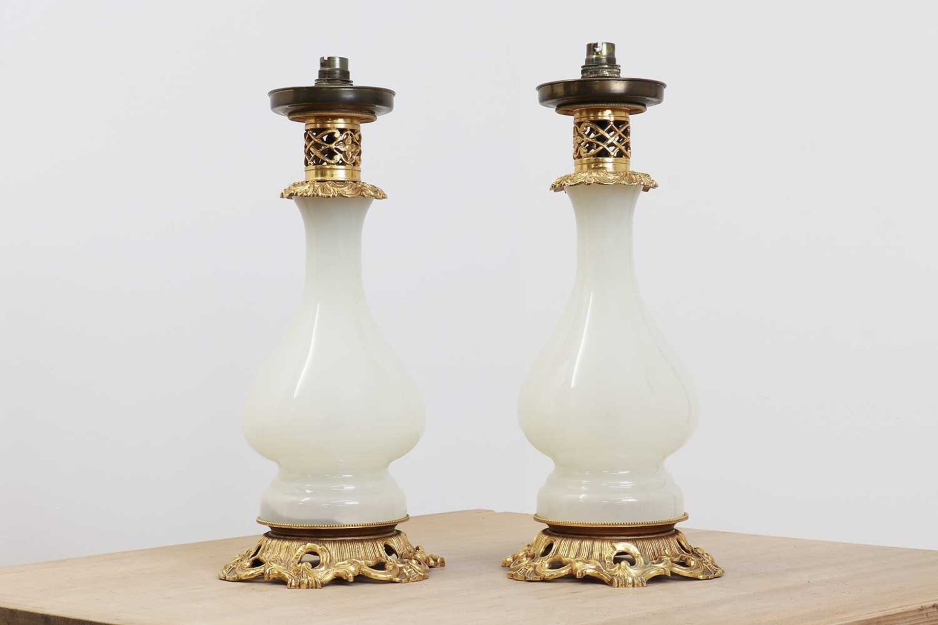 A pair of Chinese-style glass table lamps,