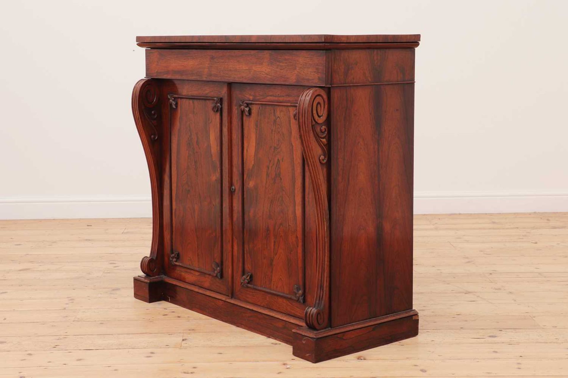 A Victorian rosewood side cabinet, - Bild 2 aus 5