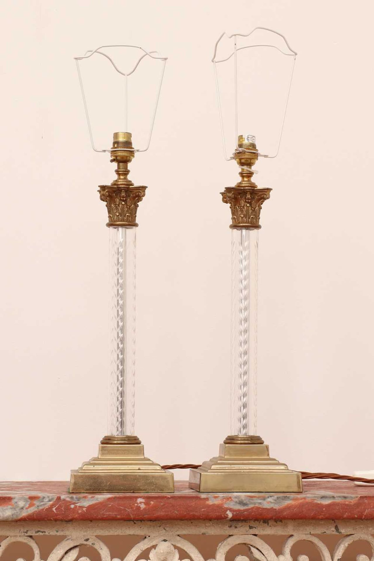 A pair of glass and brass table lamps, - Bild 2 aus 3