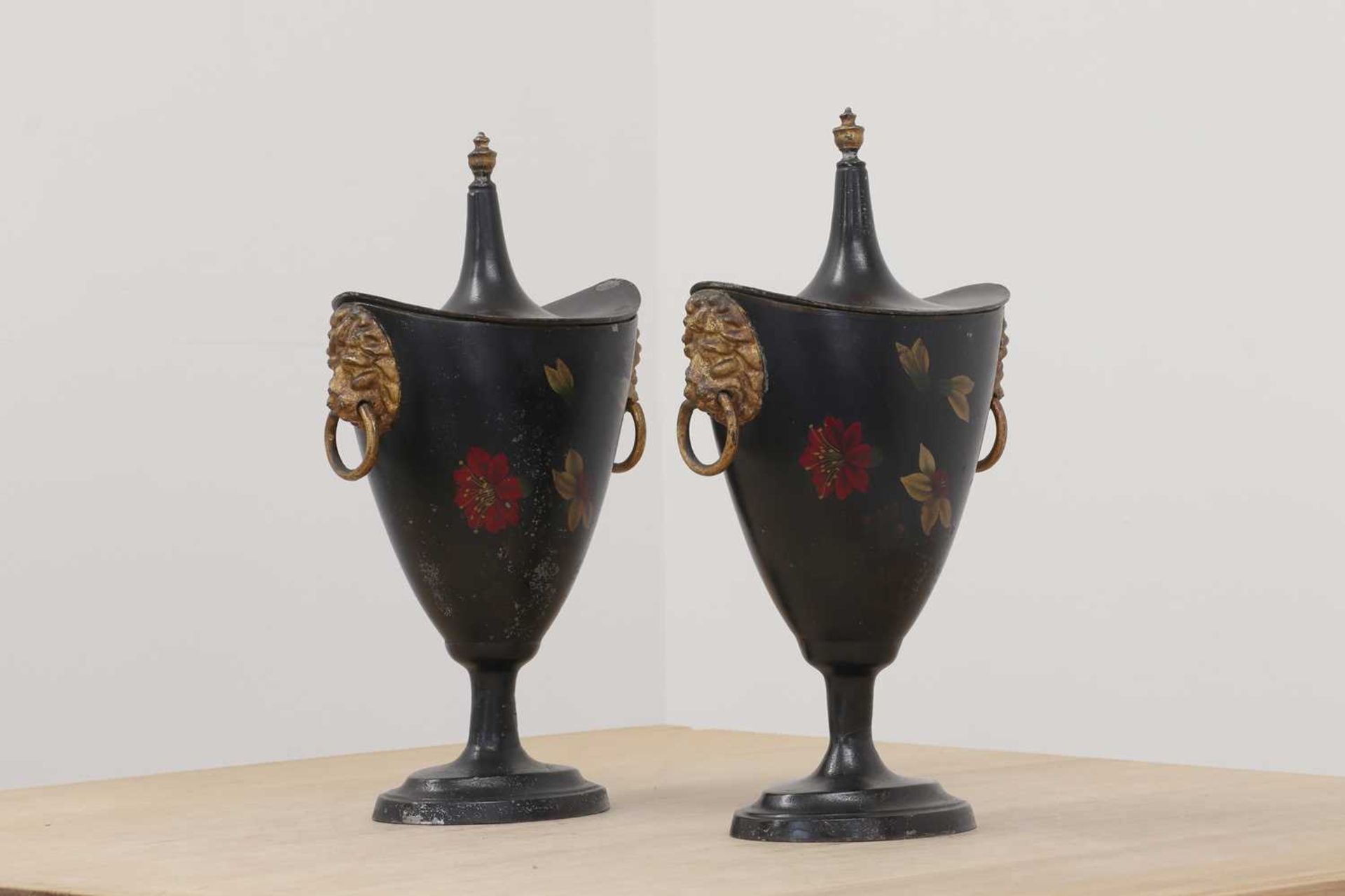 A pair of painted spelter chestnut vases and covers, - Bild 3 aus 4