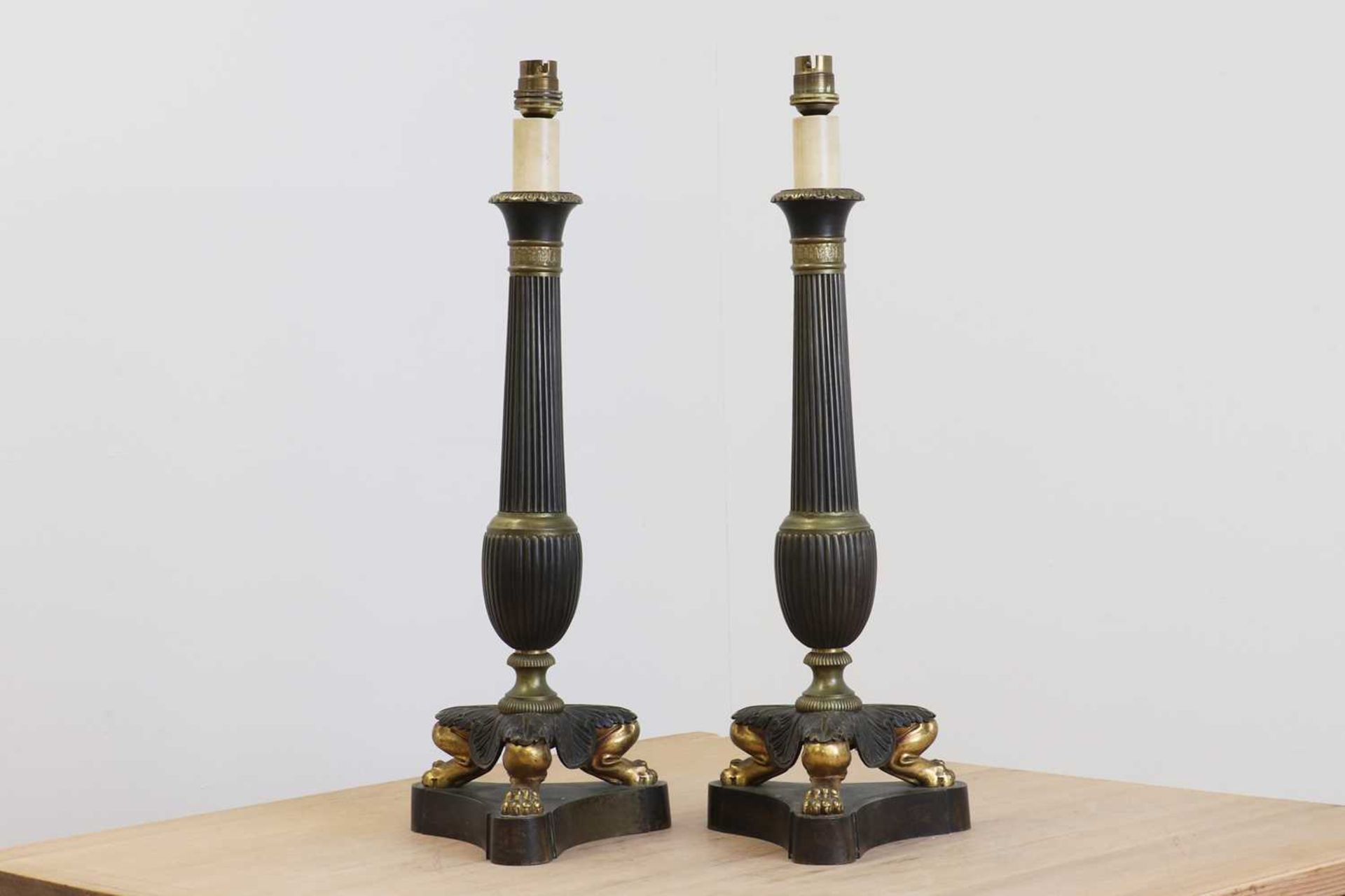 A pair of Empire-style gilt and patinated bronze table lamps, - Bild 2 aus 4