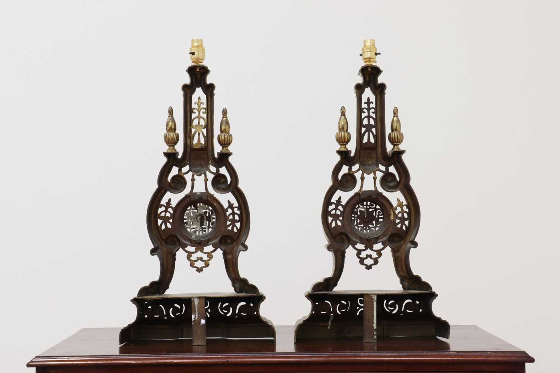 A pair of gilt-brass chenet table lamps, - Bild 3 aus 3