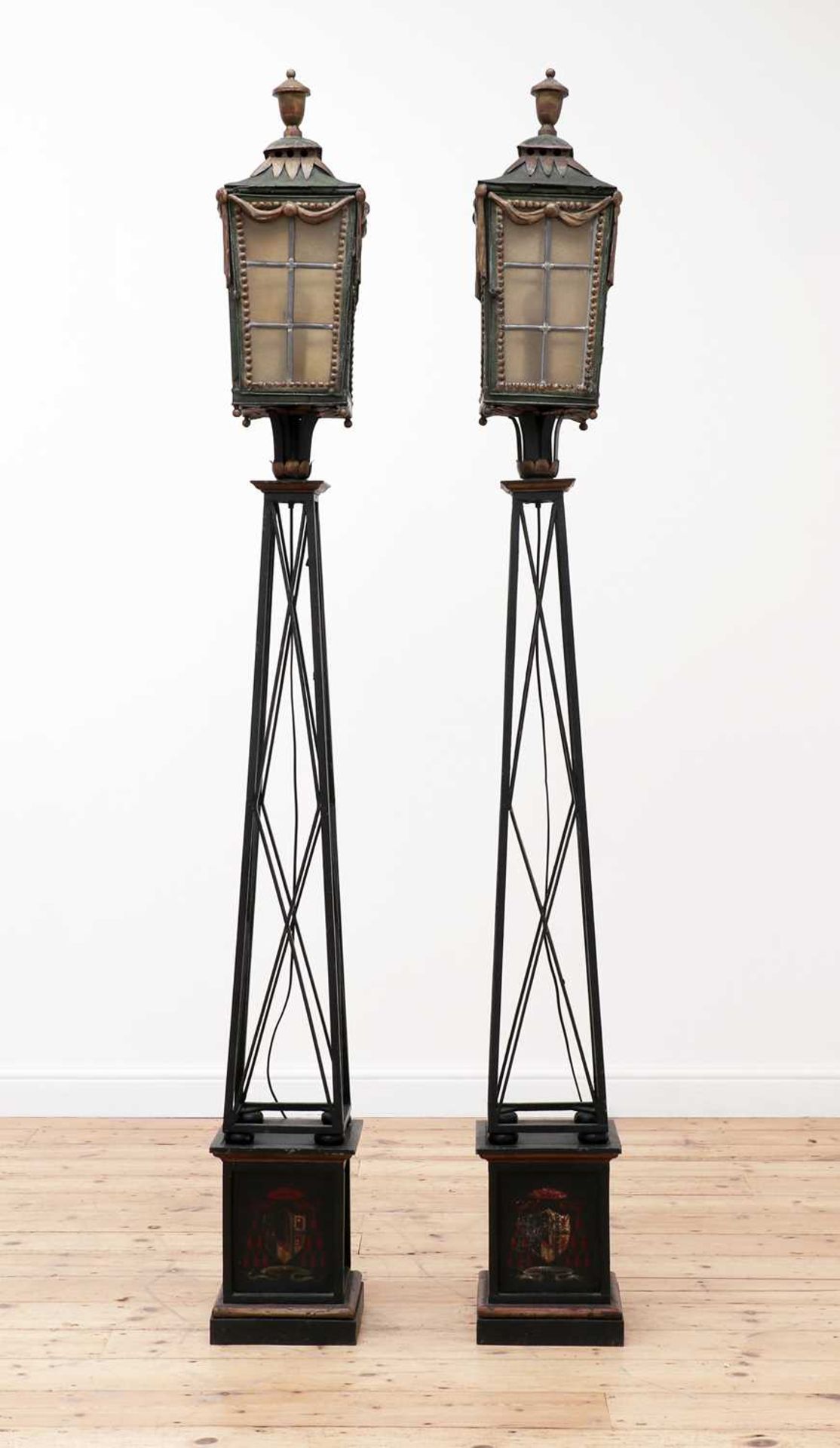A pair of polychrome-painted toleware lanterns, - Bild 2 aus 5