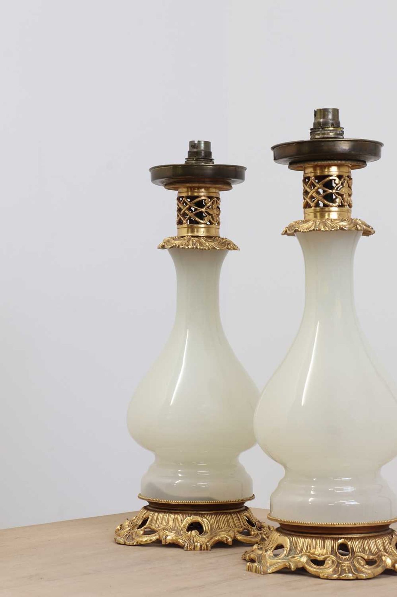 A pair of Chinese-style glass table lamps, - Bild 3 aus 4