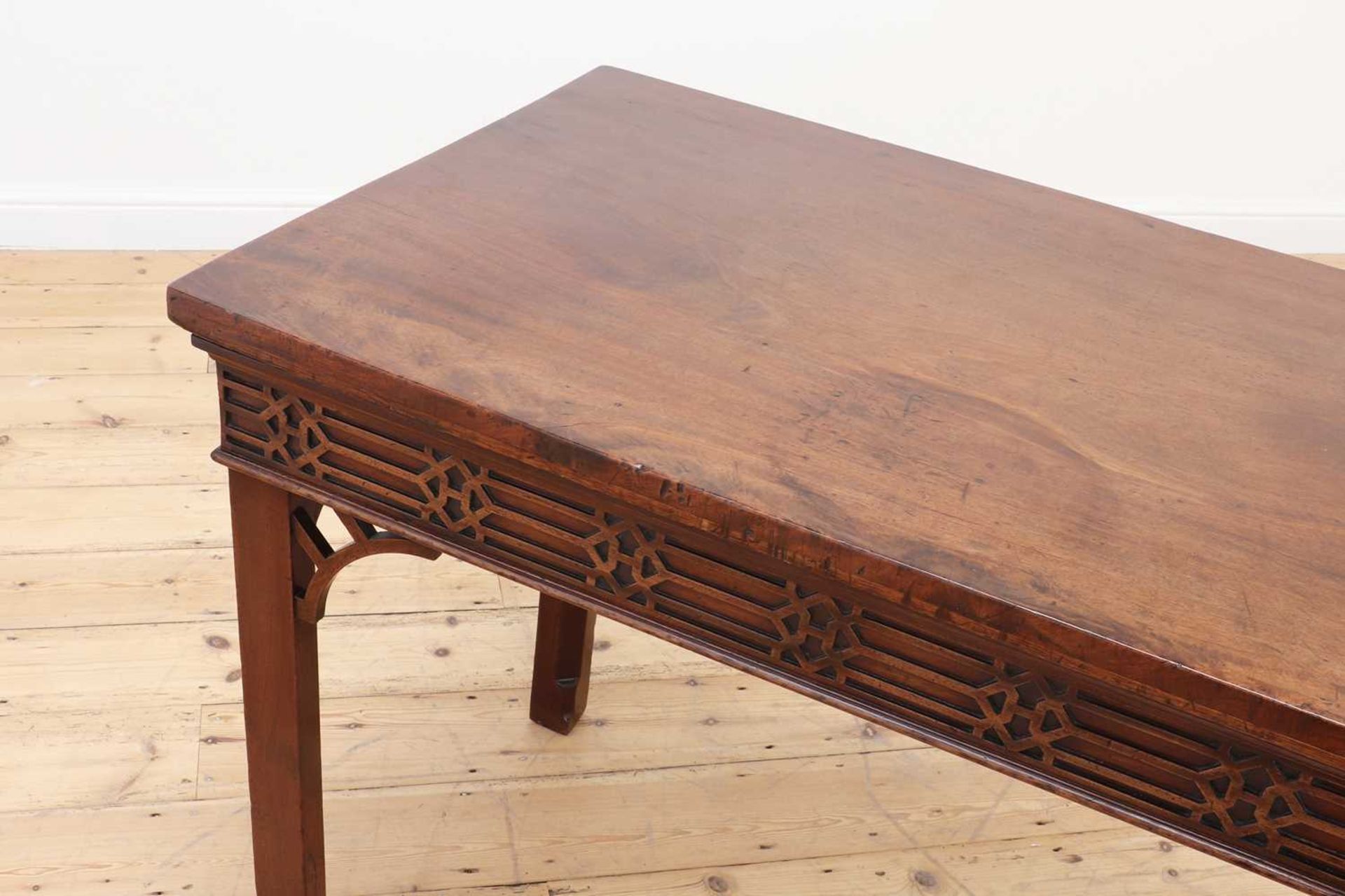 A George lll and later mahogany serving table, - Bild 5 aus 17