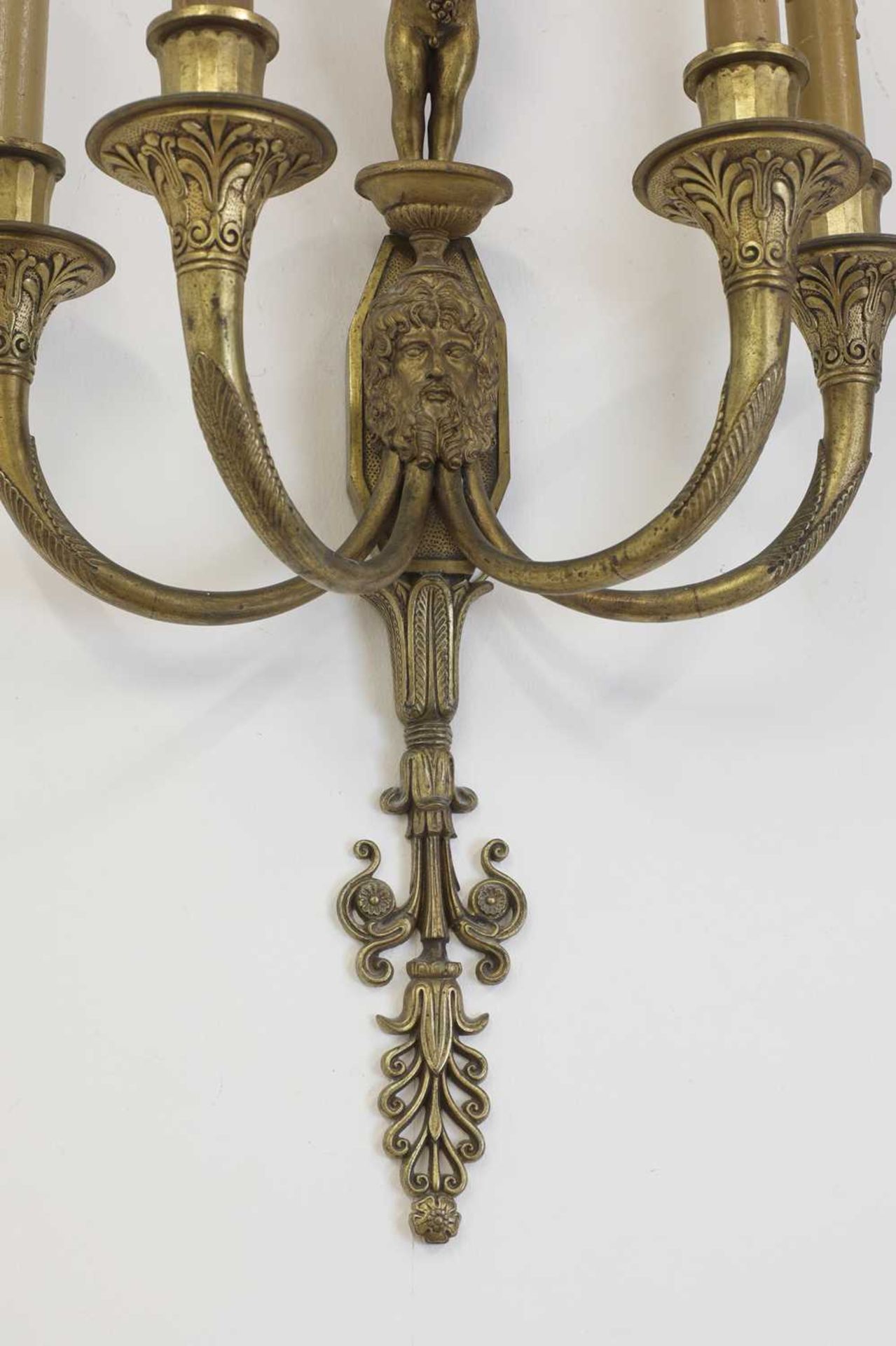 A pair of four-branch gilt-metal wall lights, - Bild 2 aus 3