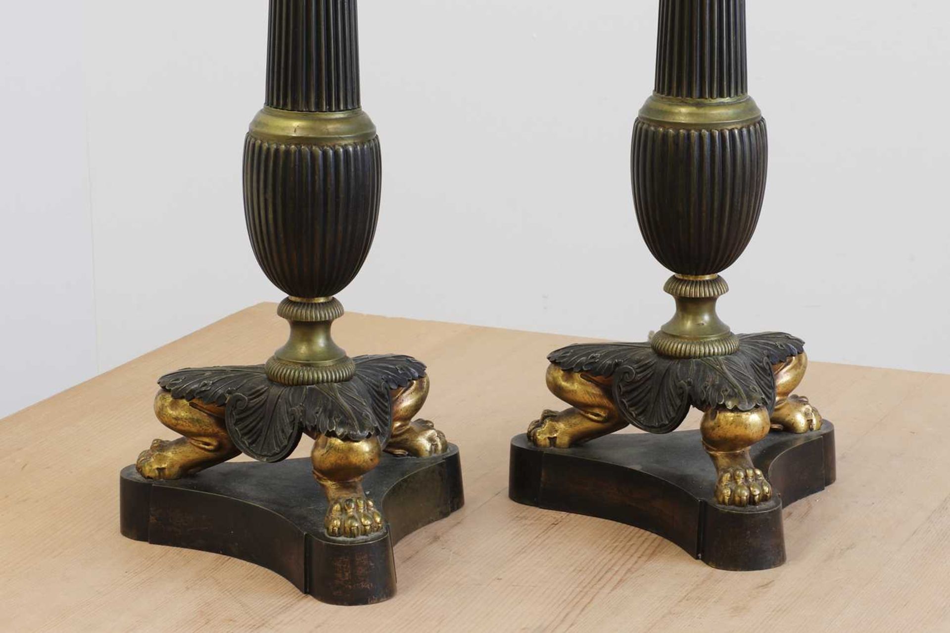 A pair of Empire-style gilt and patinated bronze table lamps, - Bild 3 aus 4