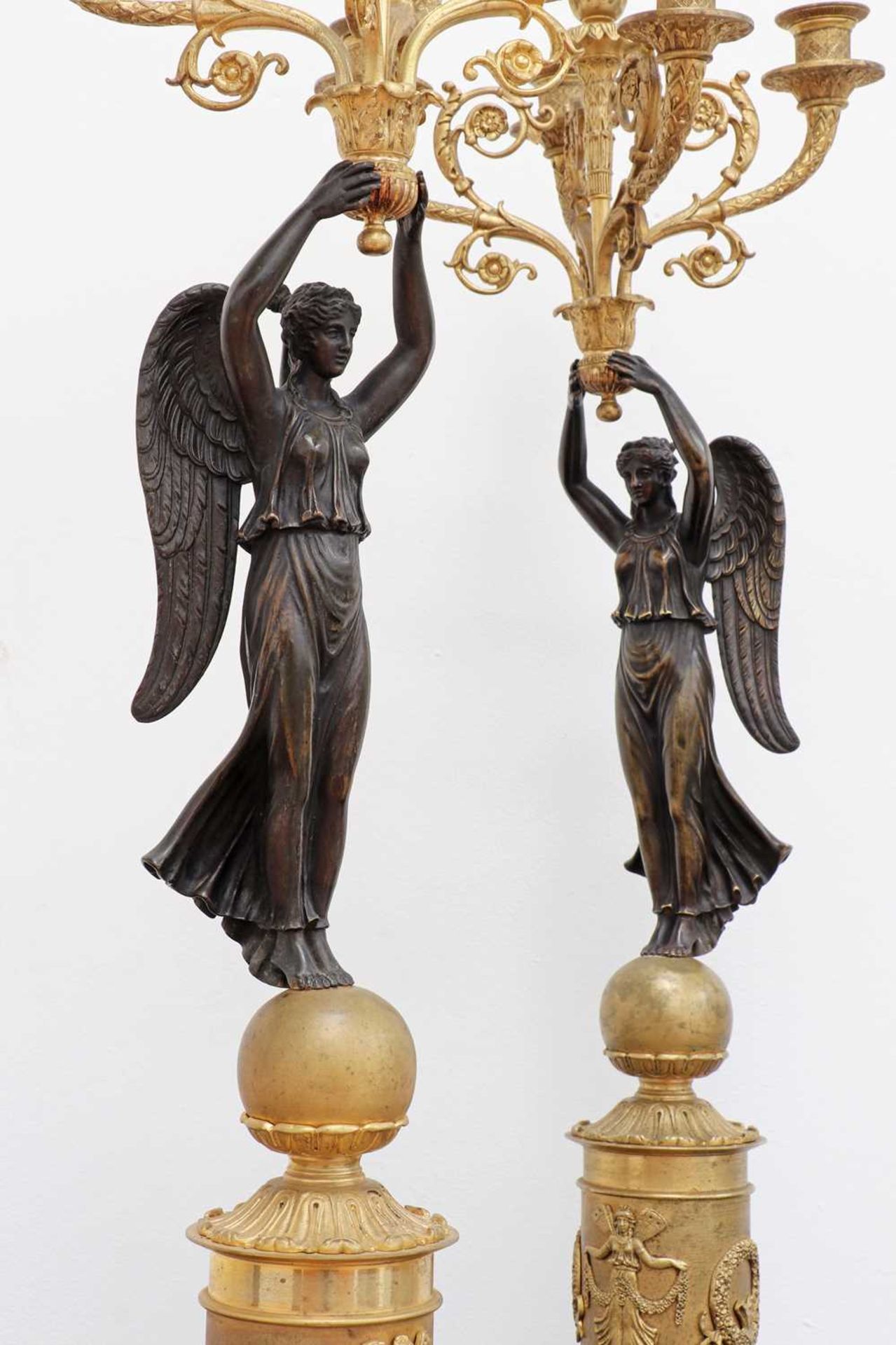 A pair of Empire-style gilt and patinated bronze candelabra, - Bild 4 aus 5
