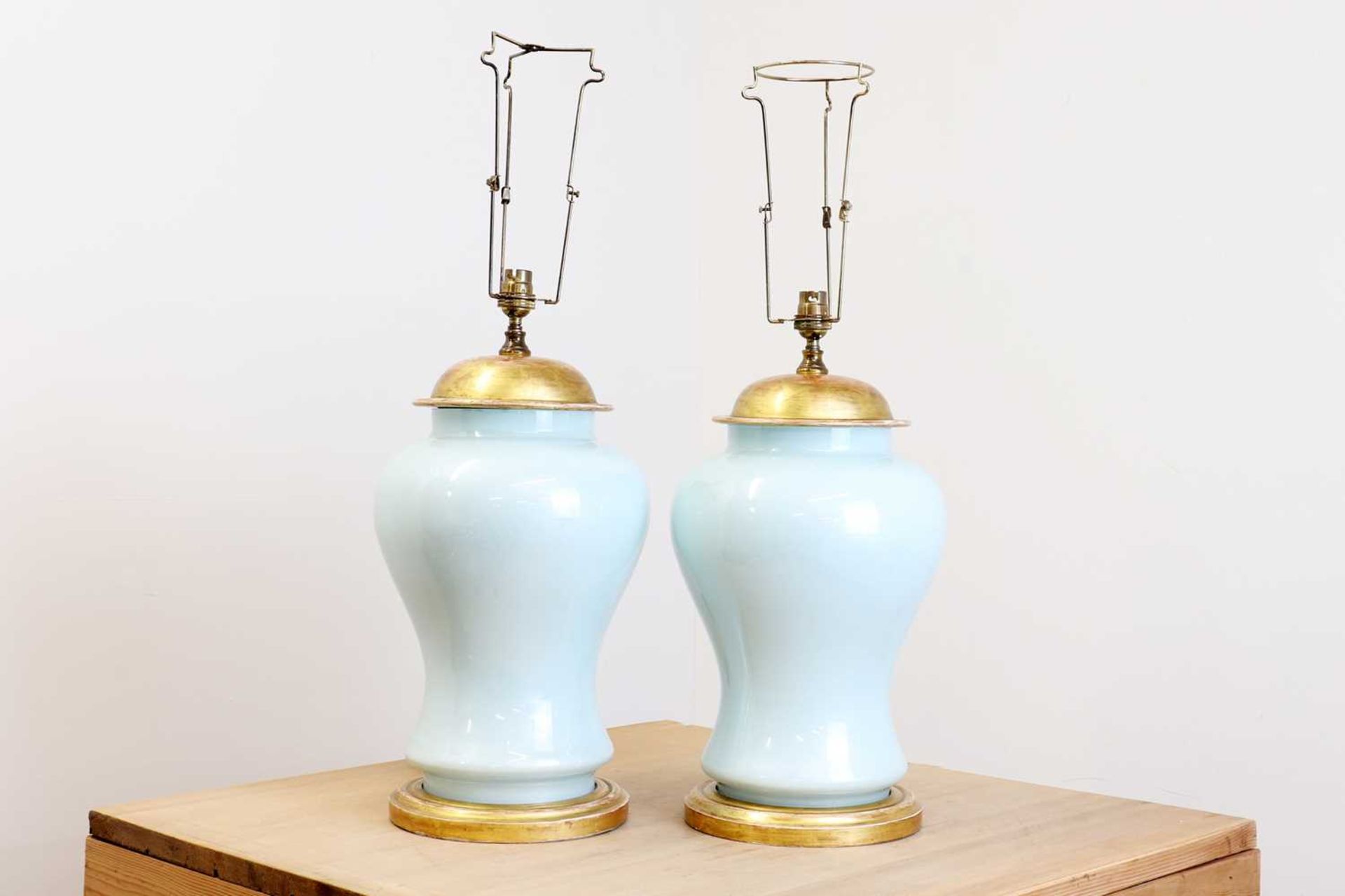 A pair of Chinese-style powder-blue glass table lamps, - Bild 3 aus 4