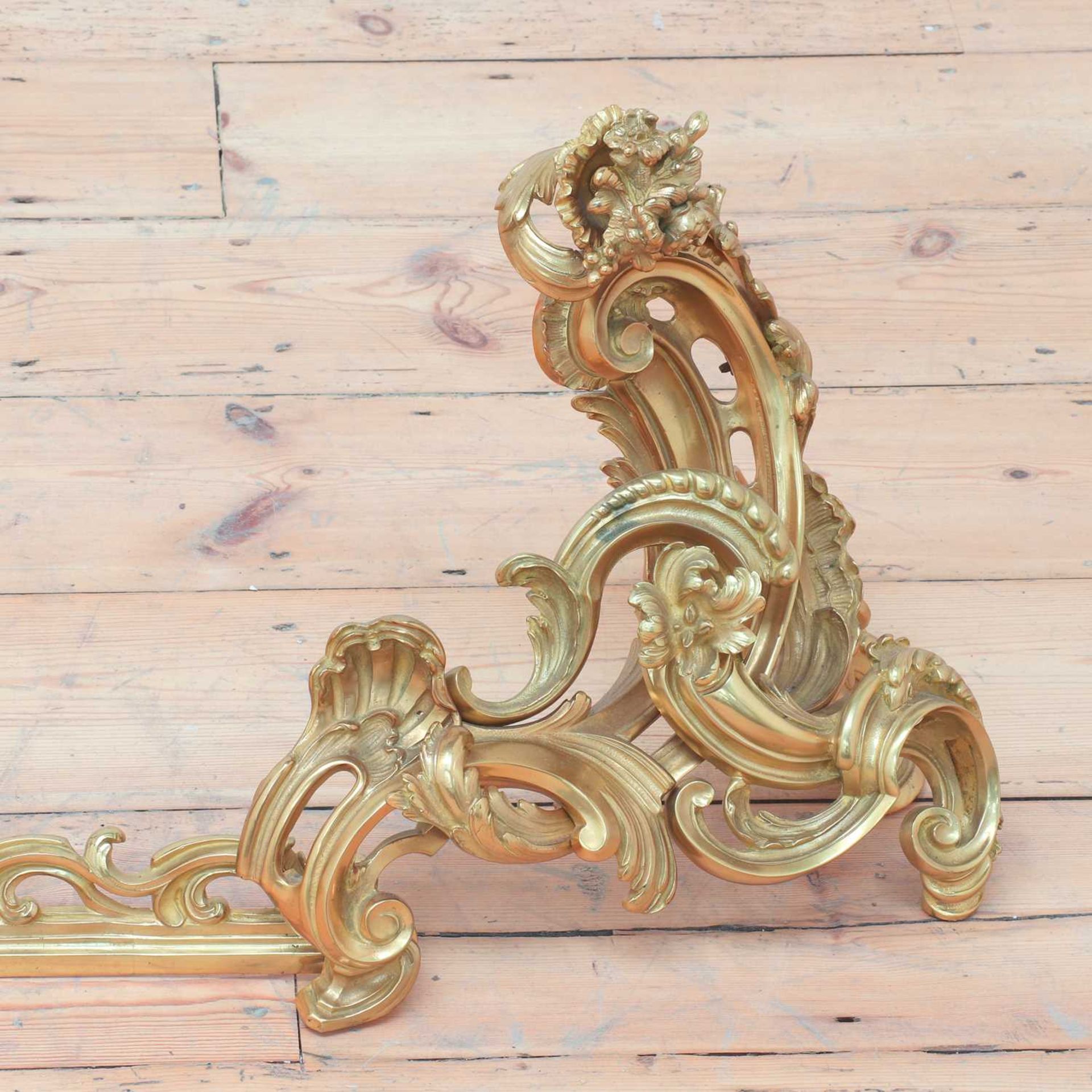 A pair of Louis XV-style ormolu chenet, - Bild 4 aus 5