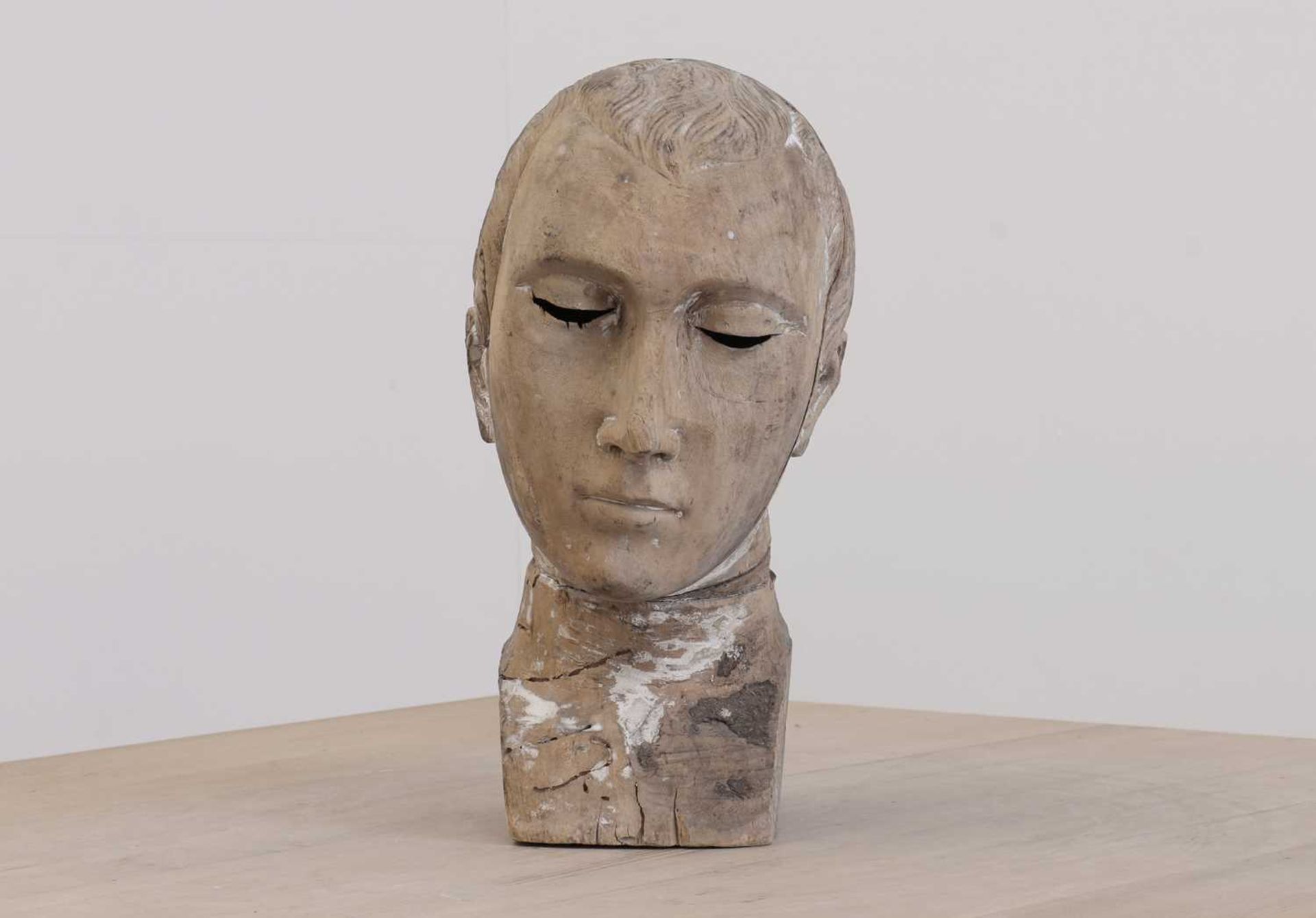 A Colonial Santos carved model of a head, - Bild 2 aus 4