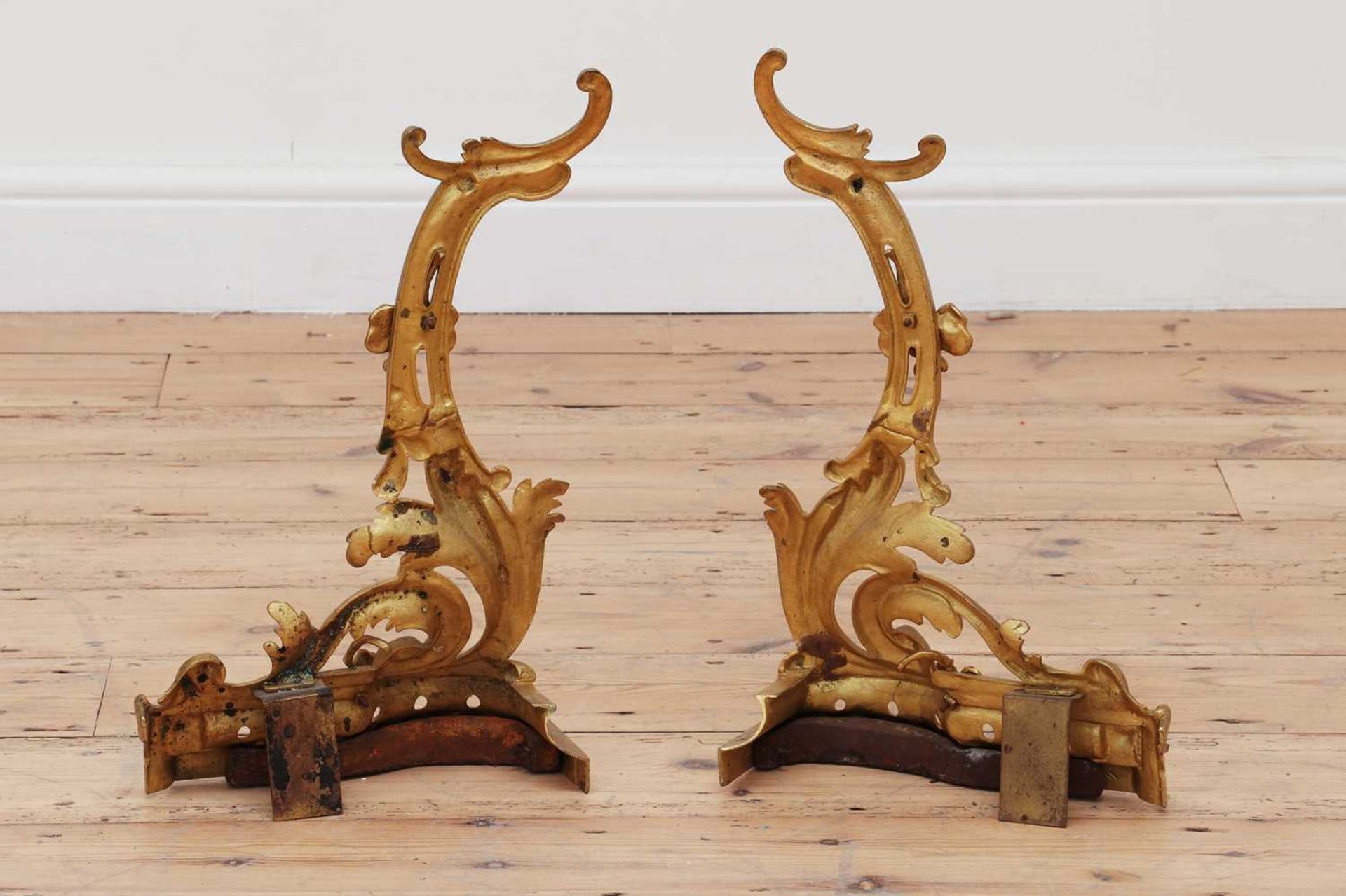 A pair of French rococo-style gilt brass chenet, - Bild 2 aus 2