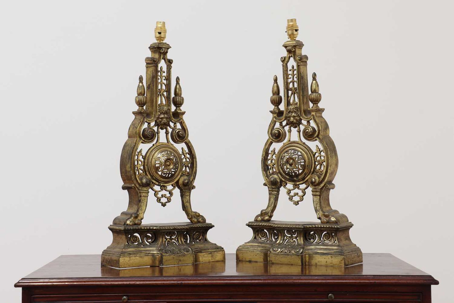 A pair of gilt-brass chenet table lamps, - Bild 2 aus 3