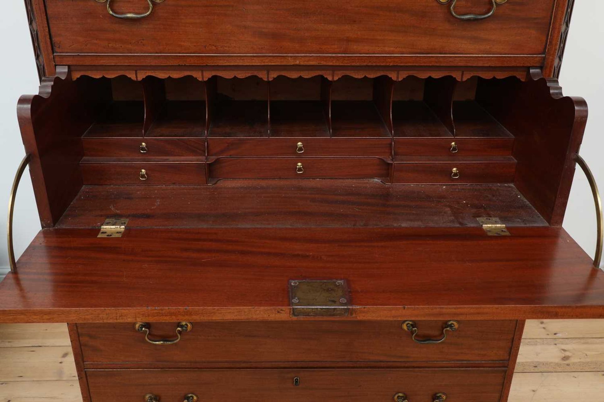 A George III and later secretaire chest on chest, - Bild 4 aus 5