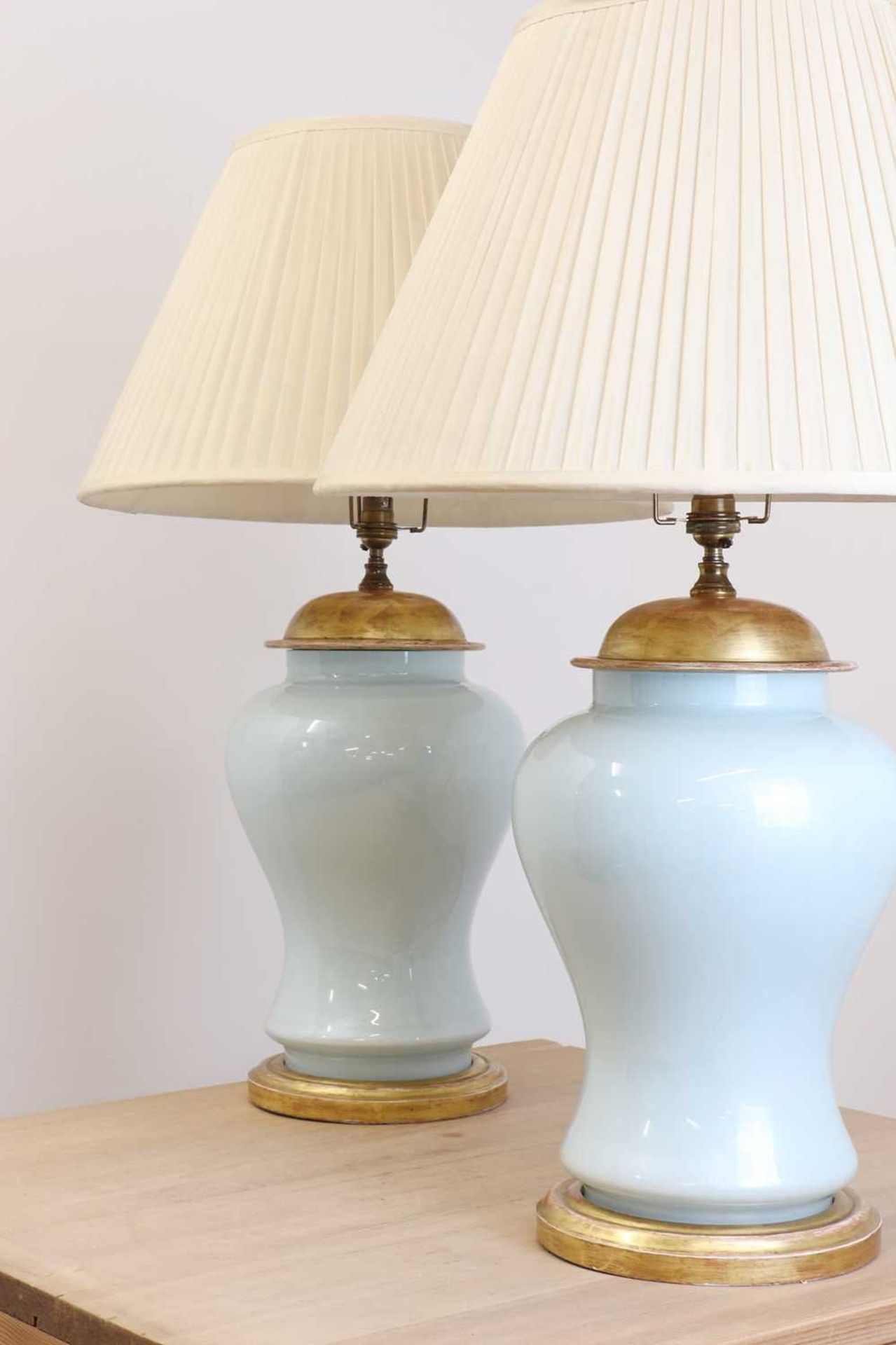 A pair of Chinese-style powder-blue glass table lamps, - Bild 2 aus 4