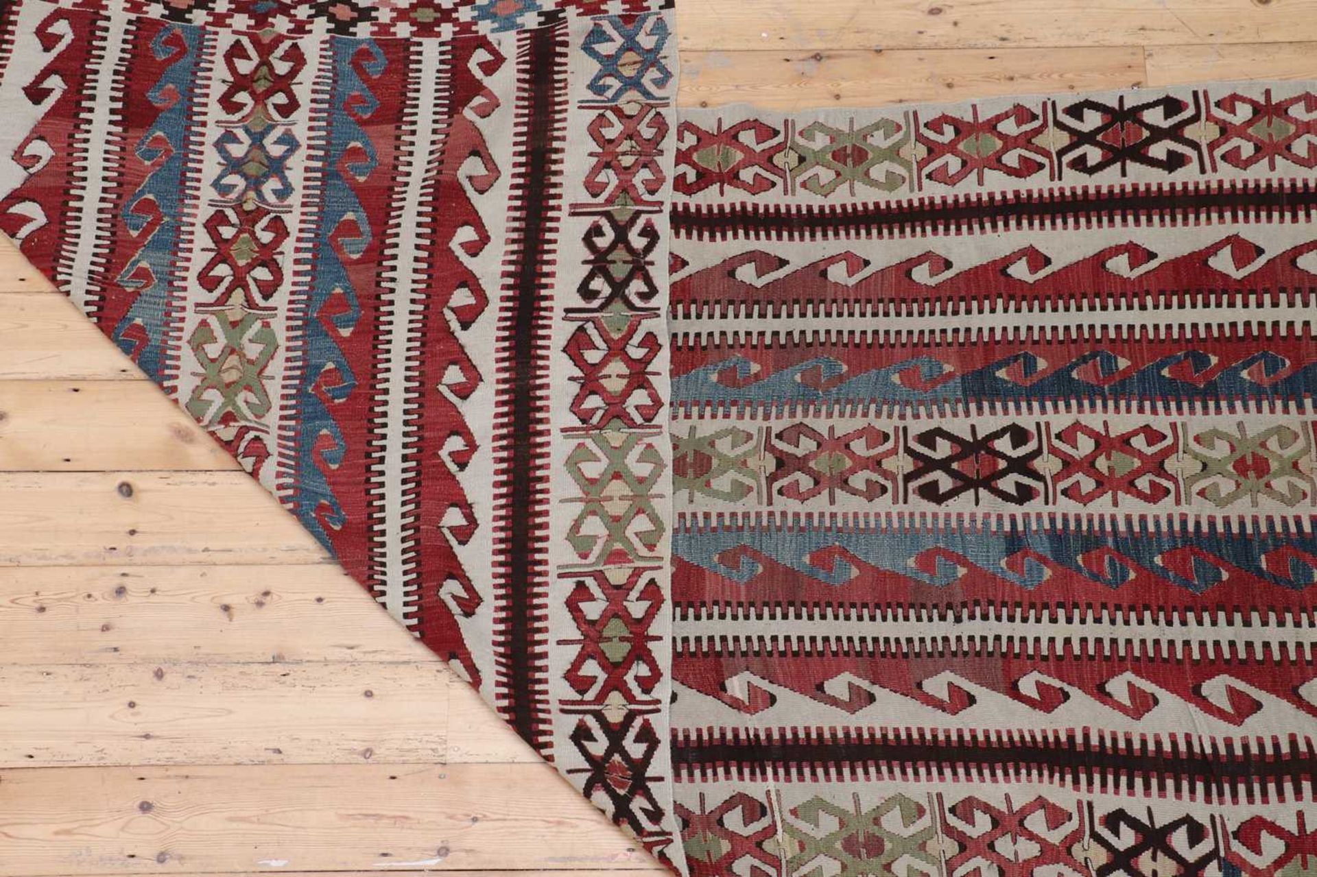 An unusual Kilim rug, - Bild 2 aus 6