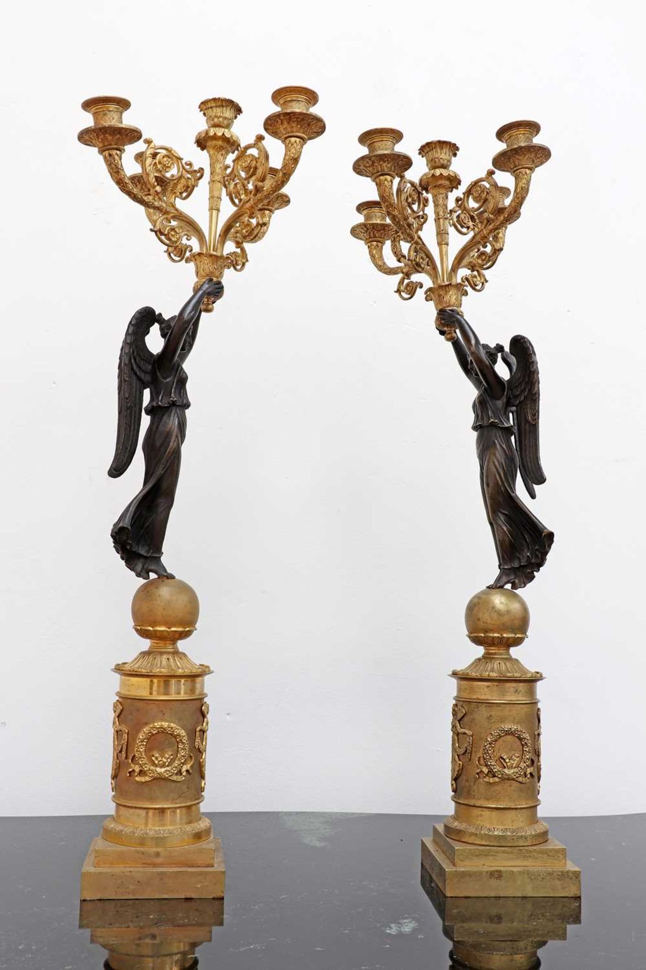 A pair of Empire-style gilt and patinated bronze candelabra, - Bild 2 aus 5