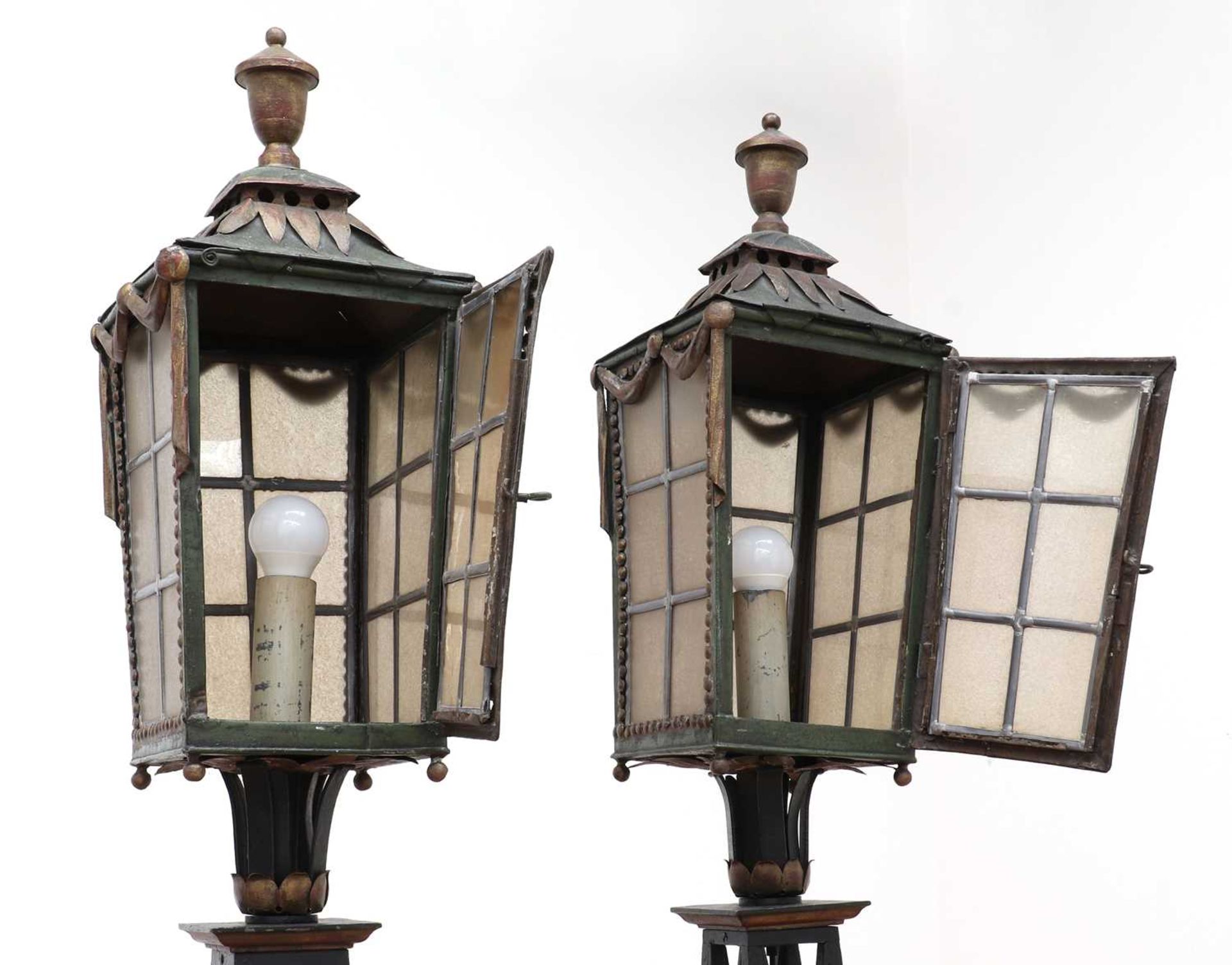 A pair of polychrome-painted toleware lanterns, - Bild 3 aus 5