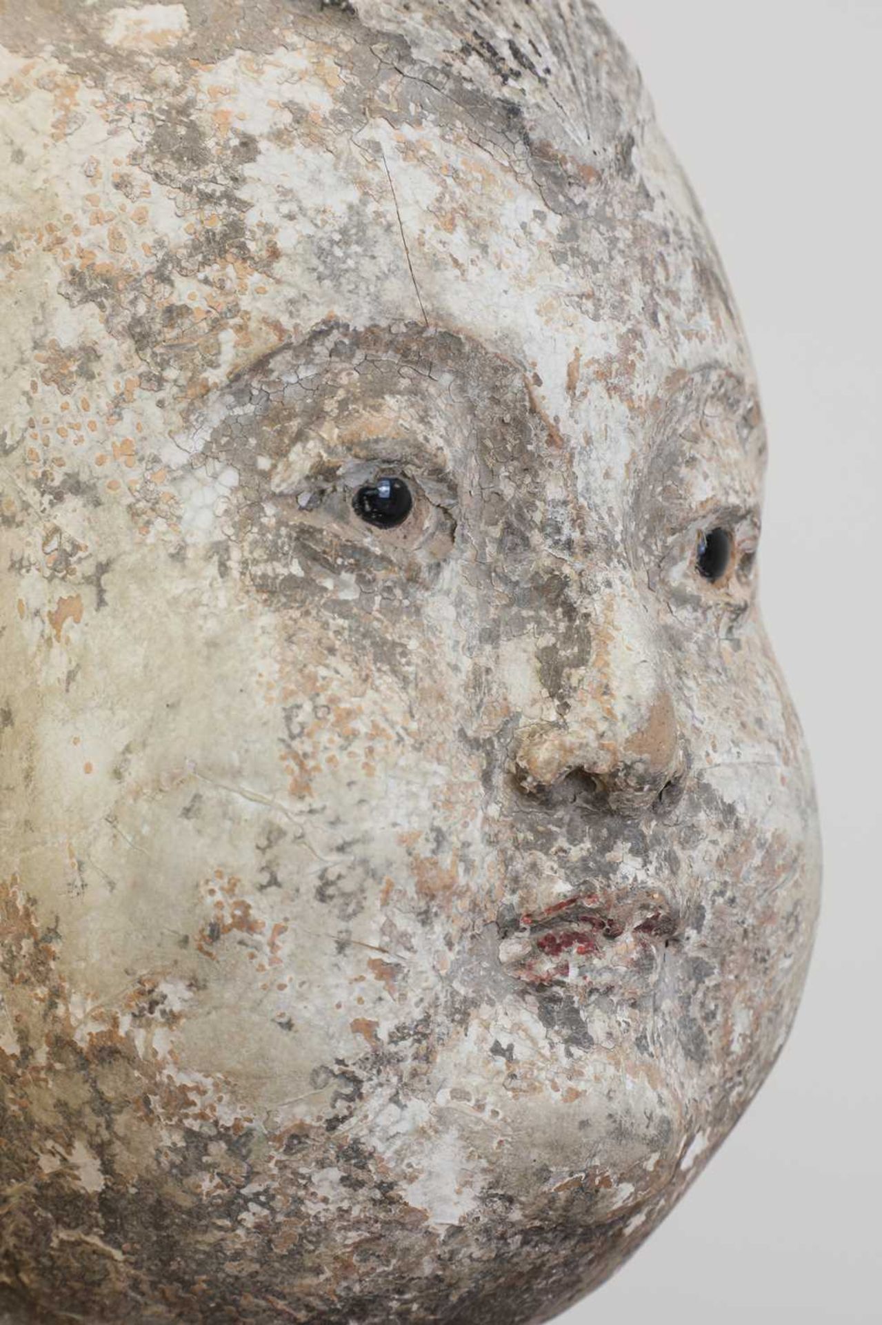 A Ming-style stucco and polychrome painted head of a child, - Bild 5 aus 6