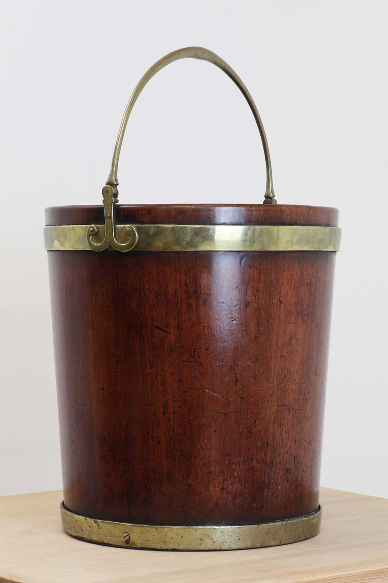 A George III mahogany plate bucket, - Bild 2 aus 2