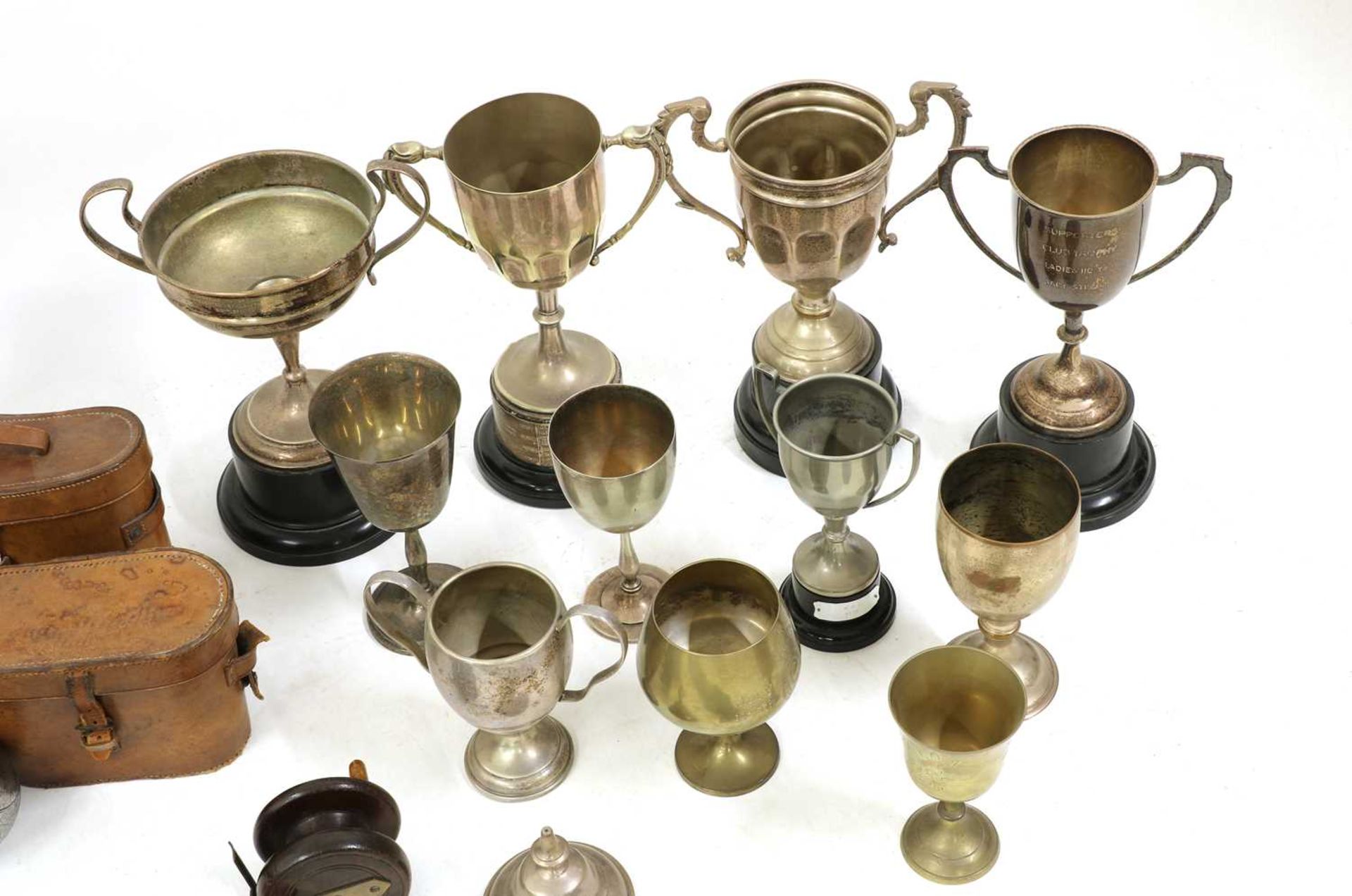 A collection of sporting trophies and commemorative items, - Bild 5 aus 6